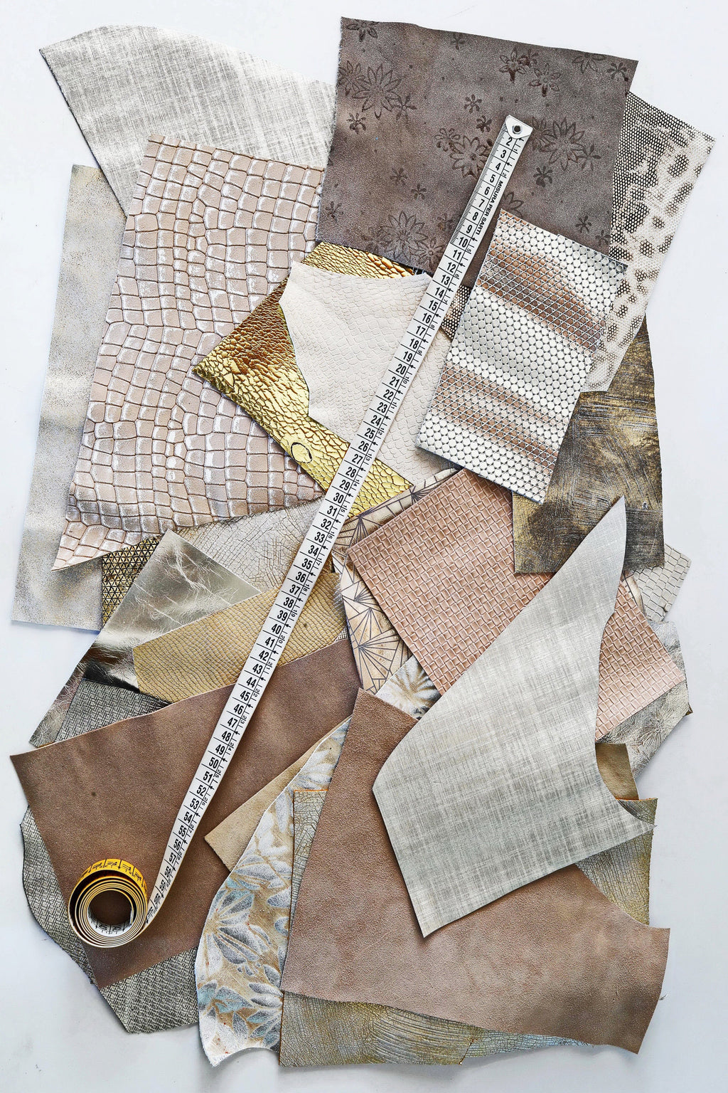 Leather scraps bag, GOLD, PLATINUM and BEIGE tones, fancy textures, foils and softness various, from 0,7 lbs to 2 lbs B080