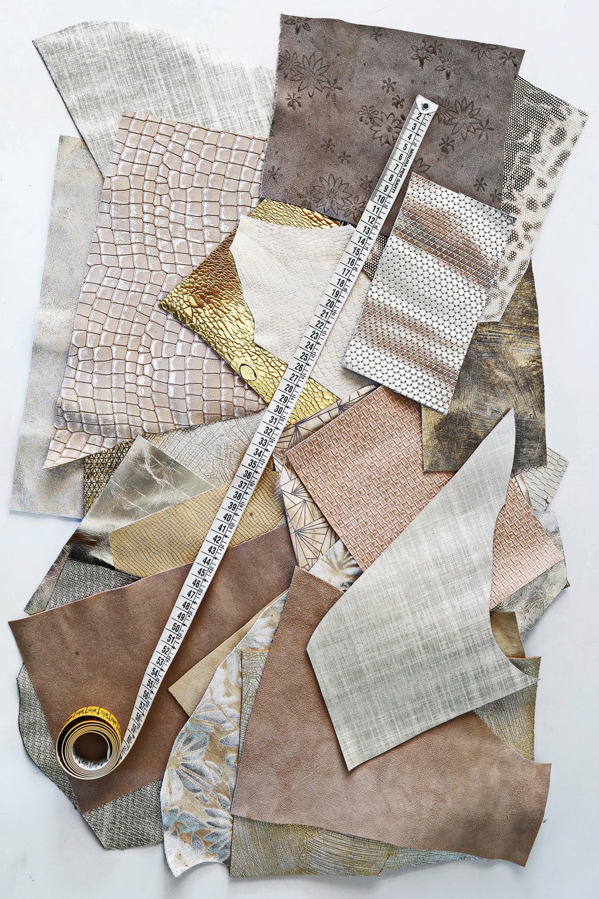 Leather scraps bag, GOLD, PLATINUM and BEIGE tones, fancy textures, foils and softness various, from 0,7 lbs to 2 lbs B080