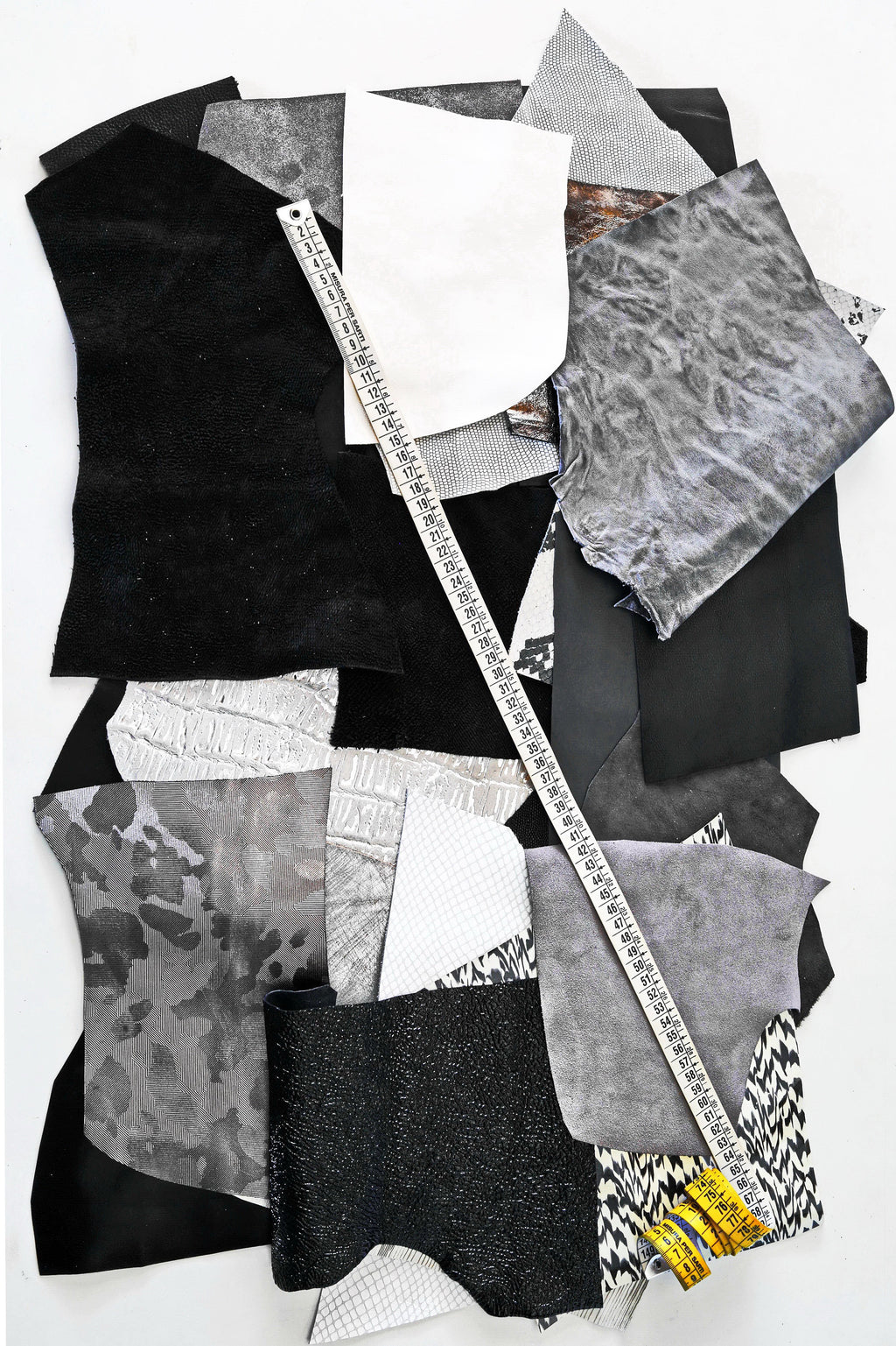 Black and White Leather Pieces, 5x6 Small Craft Cuts, Mixed Textures and Patterns, Leather Assortment 0,7 lbs - 1 lbs - 1,7 lbs - 2 lbs B054