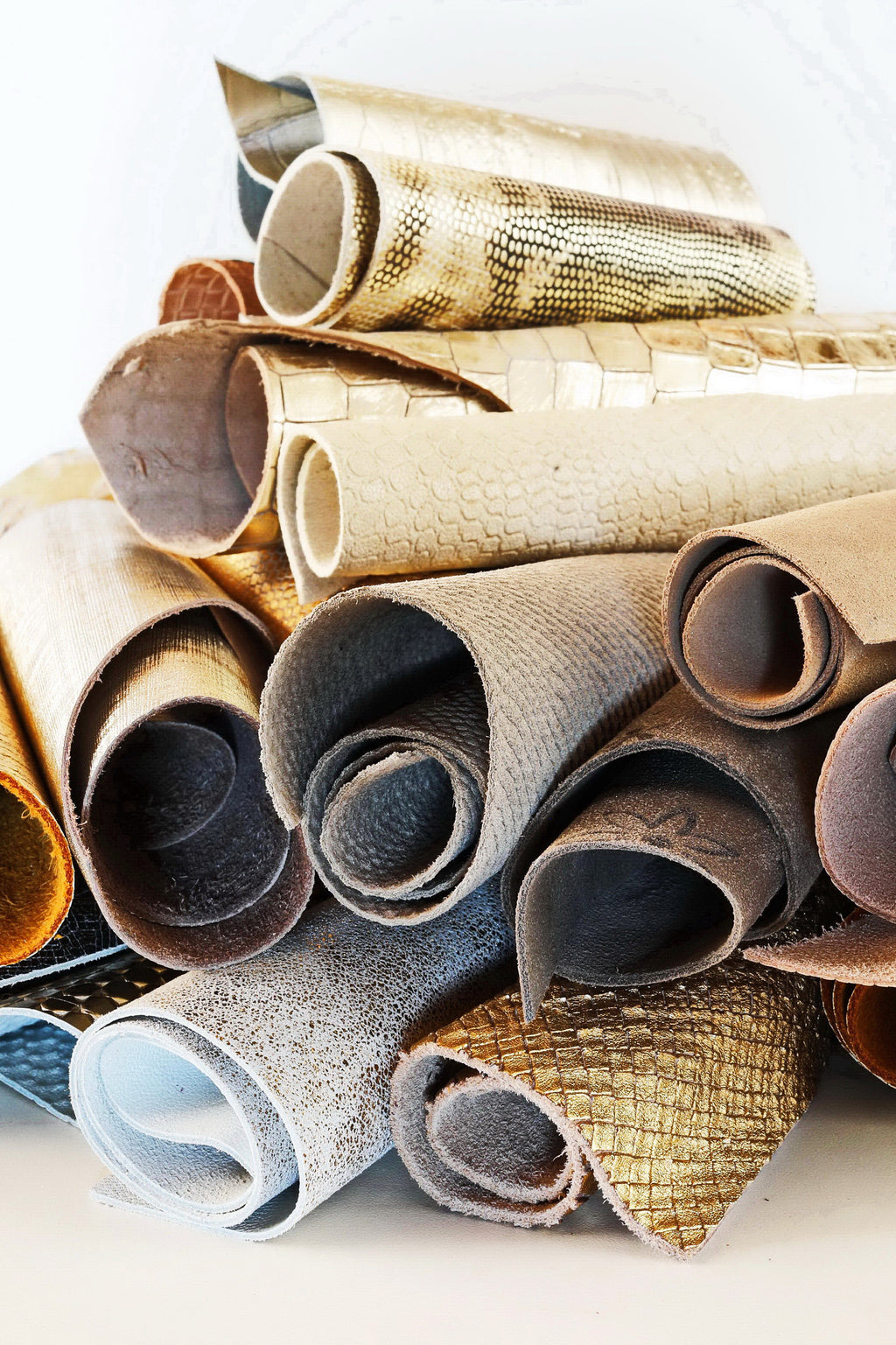 Leather scraps bag, GOLD, PLATINUM and BEIGE tones, fancy textures, foils and softness various, from 0,7 lbs to 2 lbs B080