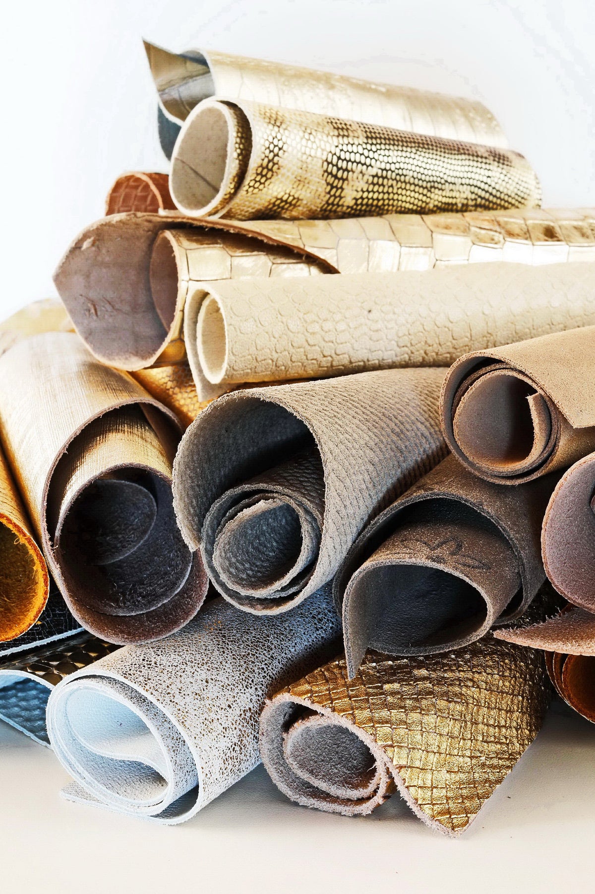 Leather scraps bag, GOLD, PLATINUM and BEIGE tones, fancy textures, foils and softness various, from 0,7 lbs to 2 lbs B080