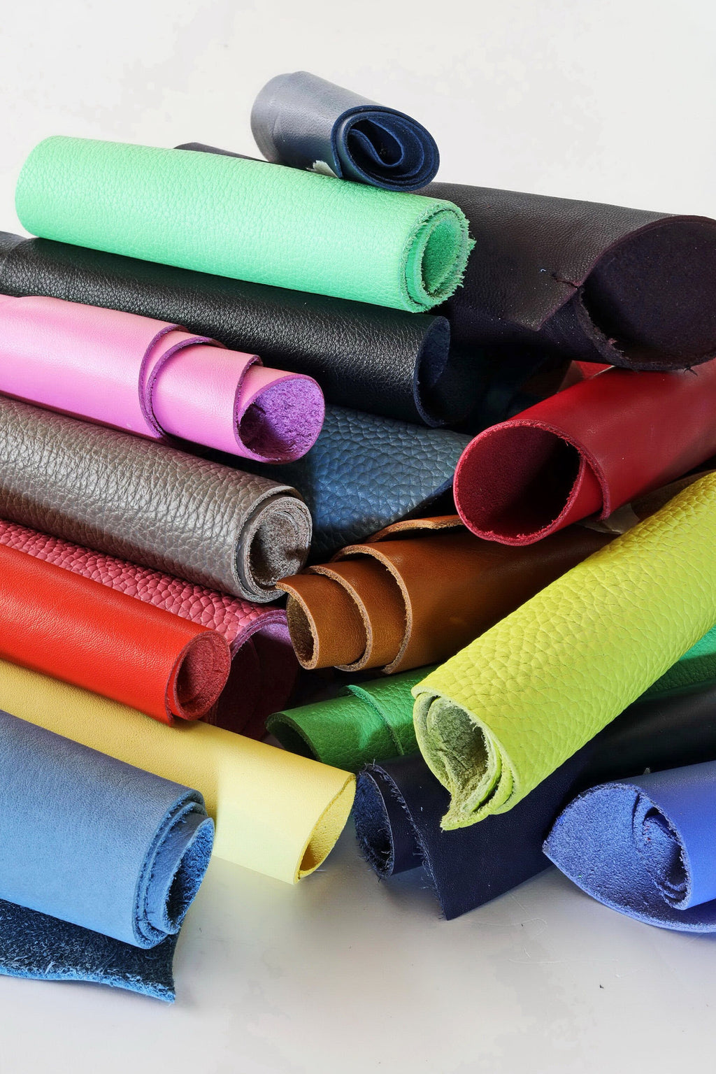 Solid Color Leather Scraps, Assorted Color Mix, Craft Offcuts in Mixed Shades and Finishes from 0,7 lbs to 2 lbs B186 La Garzarara