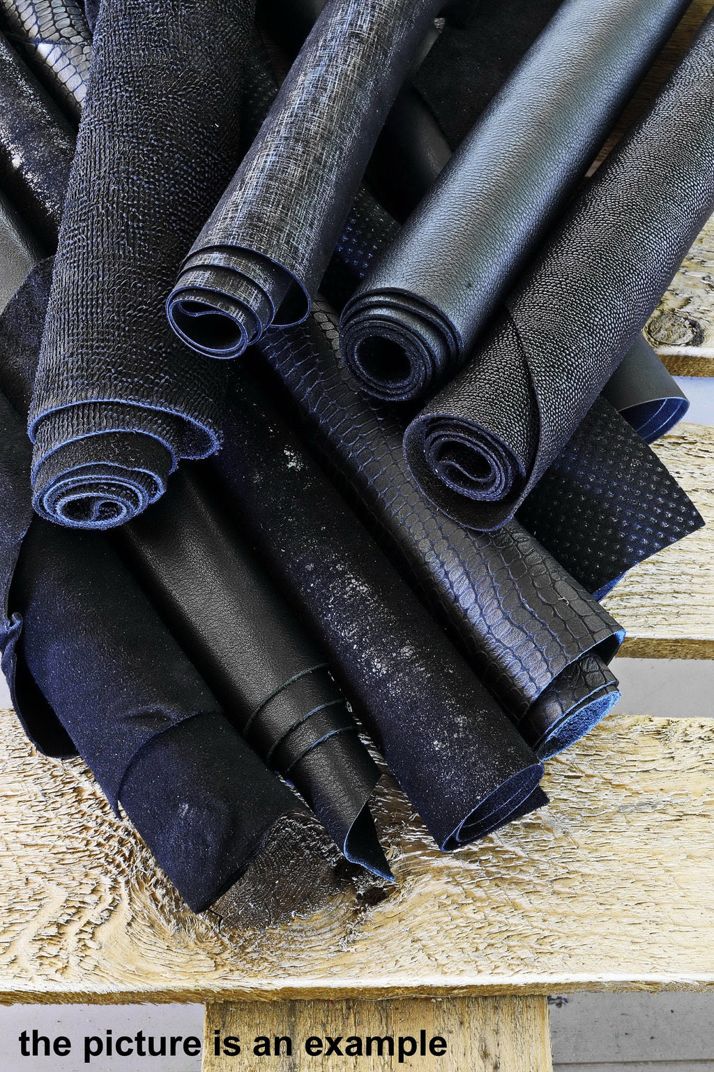 Black LEATHER scraps pieces, mixed printed and textured renmants pieces for crafts, assortment offcuts leather B090/B La Garzarara