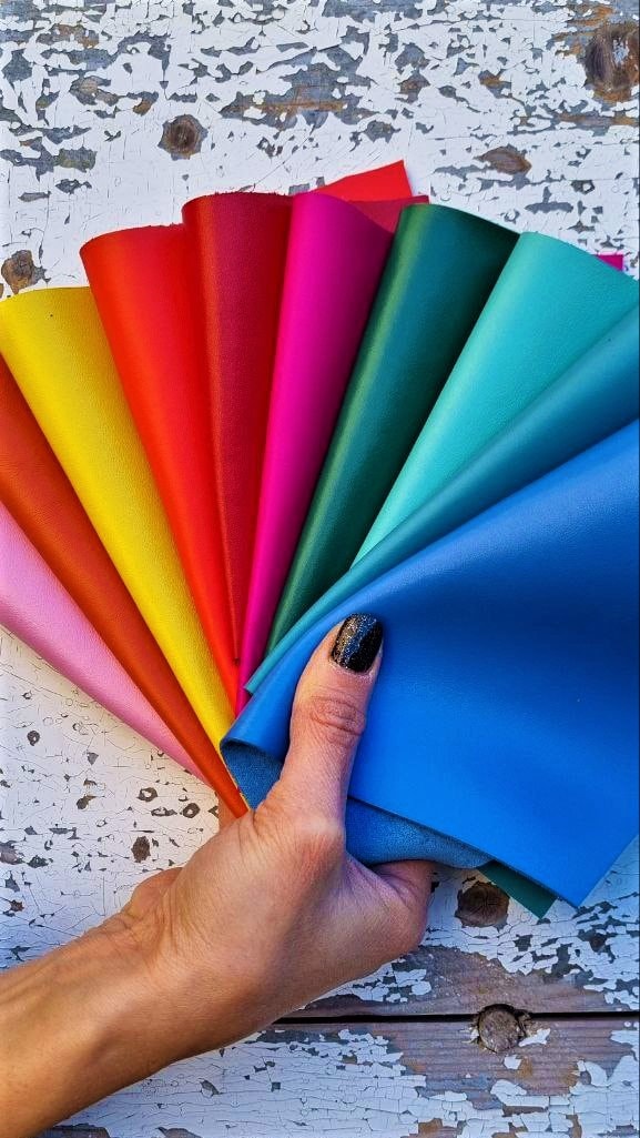 10 selected leather scraps, very bright SOLID colors, RANDOM selection, approx measures 6x5" / 15x12 cm RT30 La Garzarara