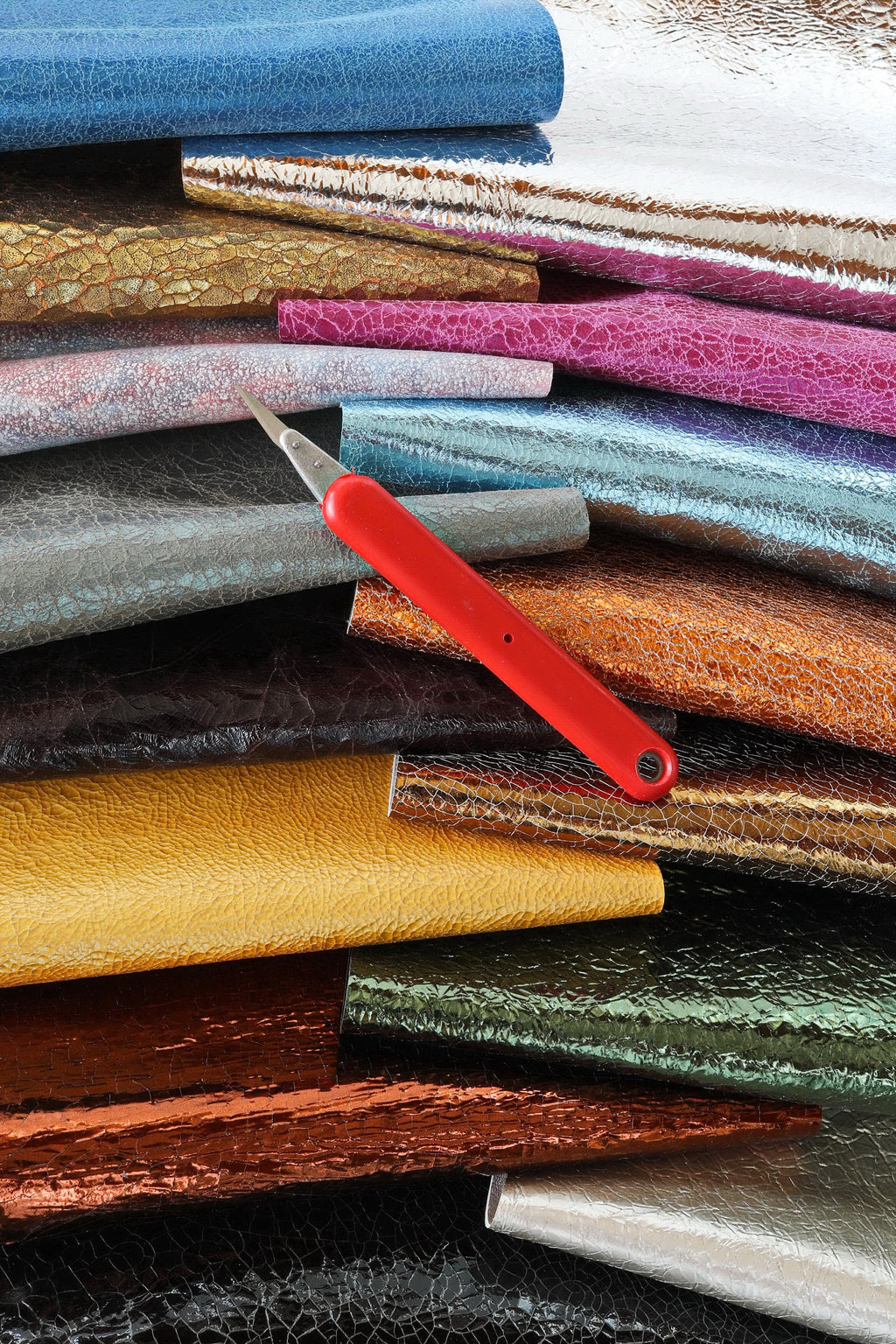 Cracked leather scraps, renmants vintage pieces, random mix of laminated worn and matte textured leather 0.5 1 kg B102 B La Garzarara