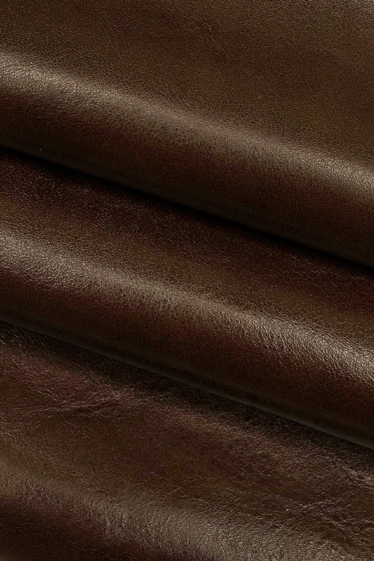 BROWN veg tan CALF leather hide – glossy smooth dark brown sporty cowhide skin, slightly stiff with light wrinkles B14789-TU La Garzarara