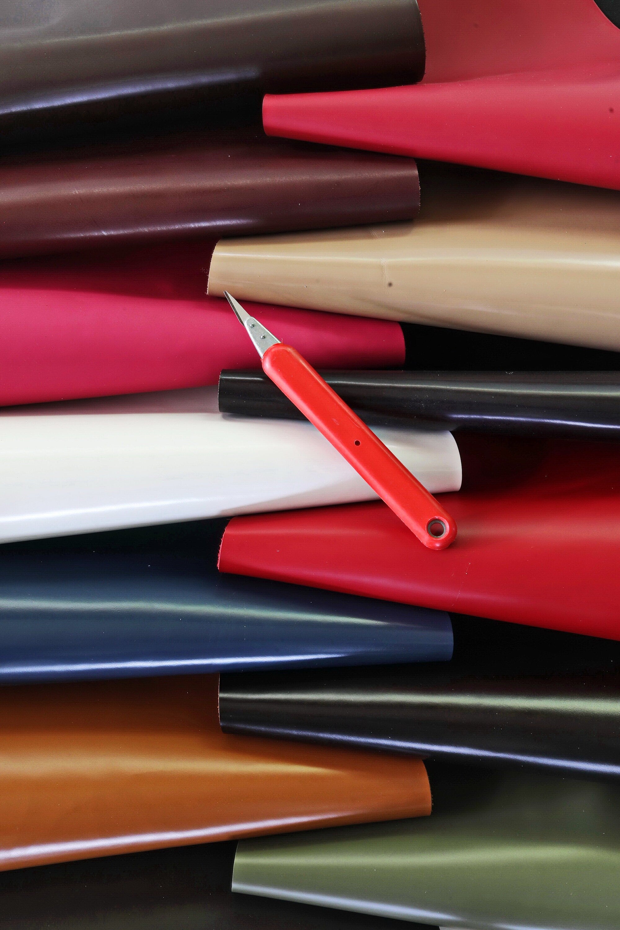 Leather pieces BRUSH OFF abrasivato solid colors random assortment calf remnants thickness 1.0-1.5mm(3-4oz) 1 kg(2 lbs) - 2 kg(4 lbs) B124