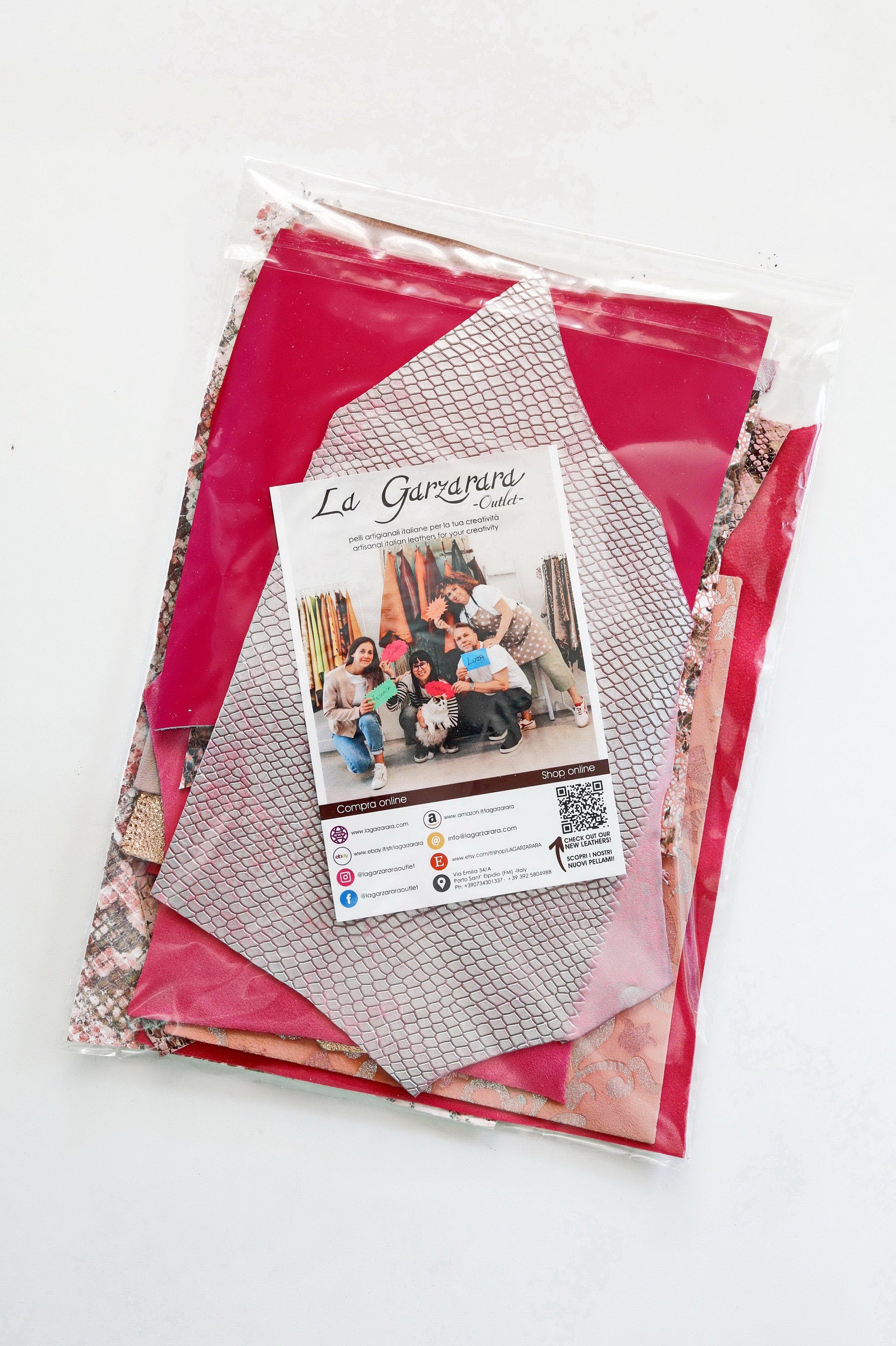 Pink leather scraps pieces, mixed textures and softness, random assorted leather pack 0.300 kg B1270-RC La Garzarara