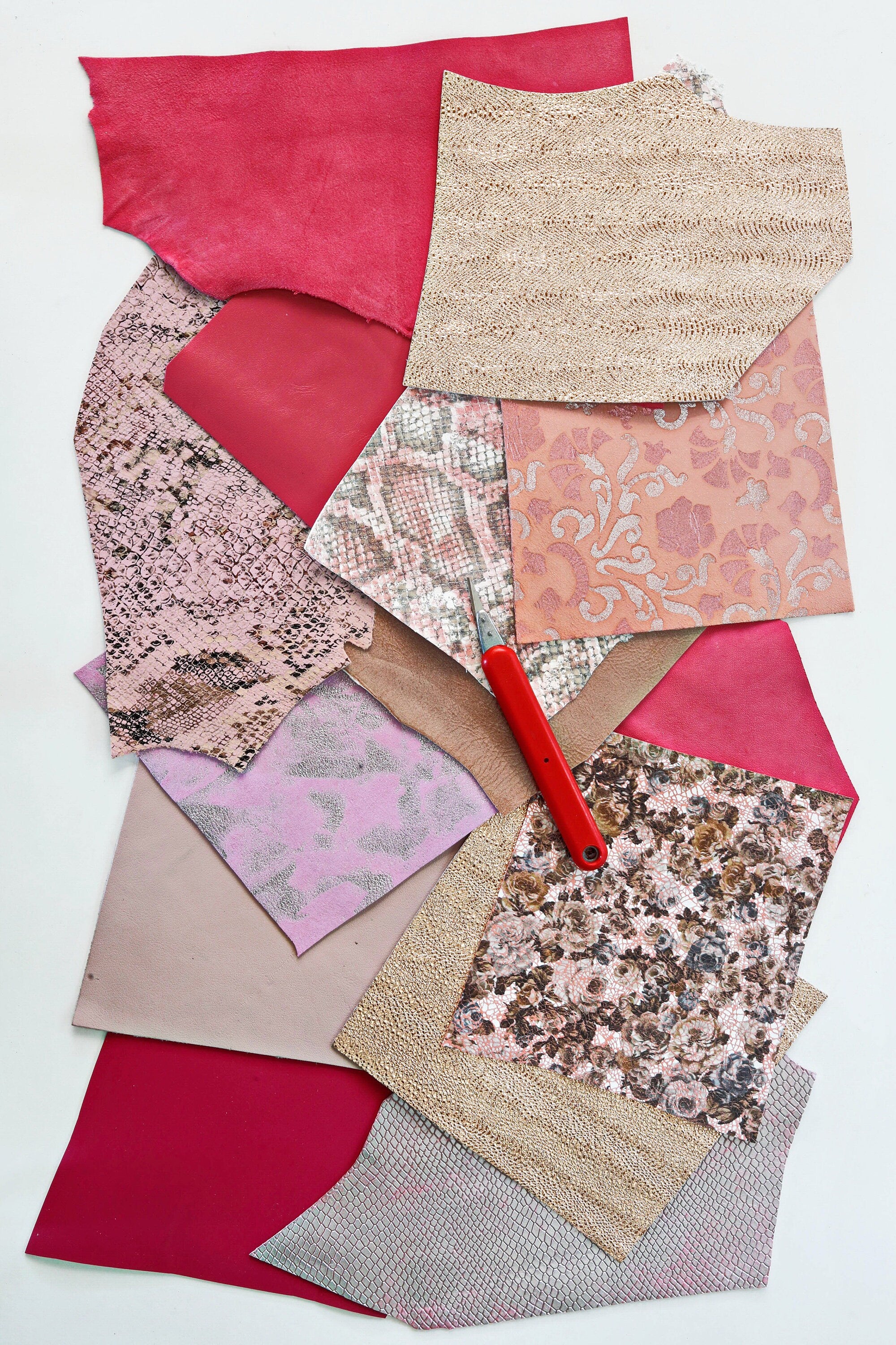 Pink leather scraps pieces, mixed textures and softness, random assorted leather pack 0.300 kg B1270-RC La Garzarara