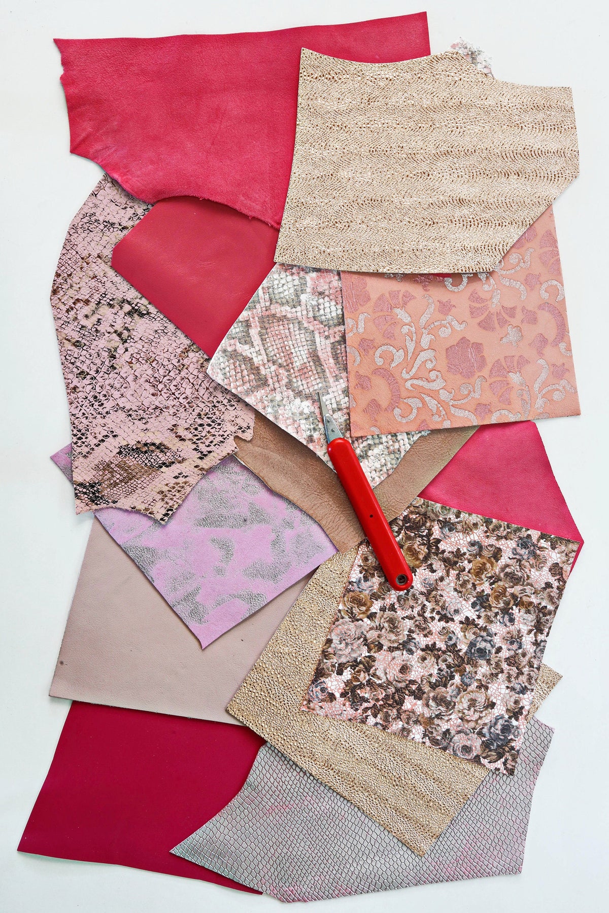 Pink leather scraps pieces, mixed textures and softness, random assorted leather pack 0.300 kg B1270-RC La Garzarara