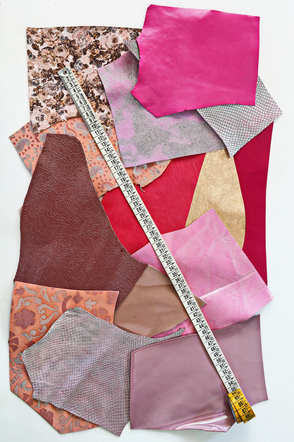 Pink leather scraps pieces, mixed textures and softness, random assorted leather pack 0.300 kg B1270-RC La Garzarara