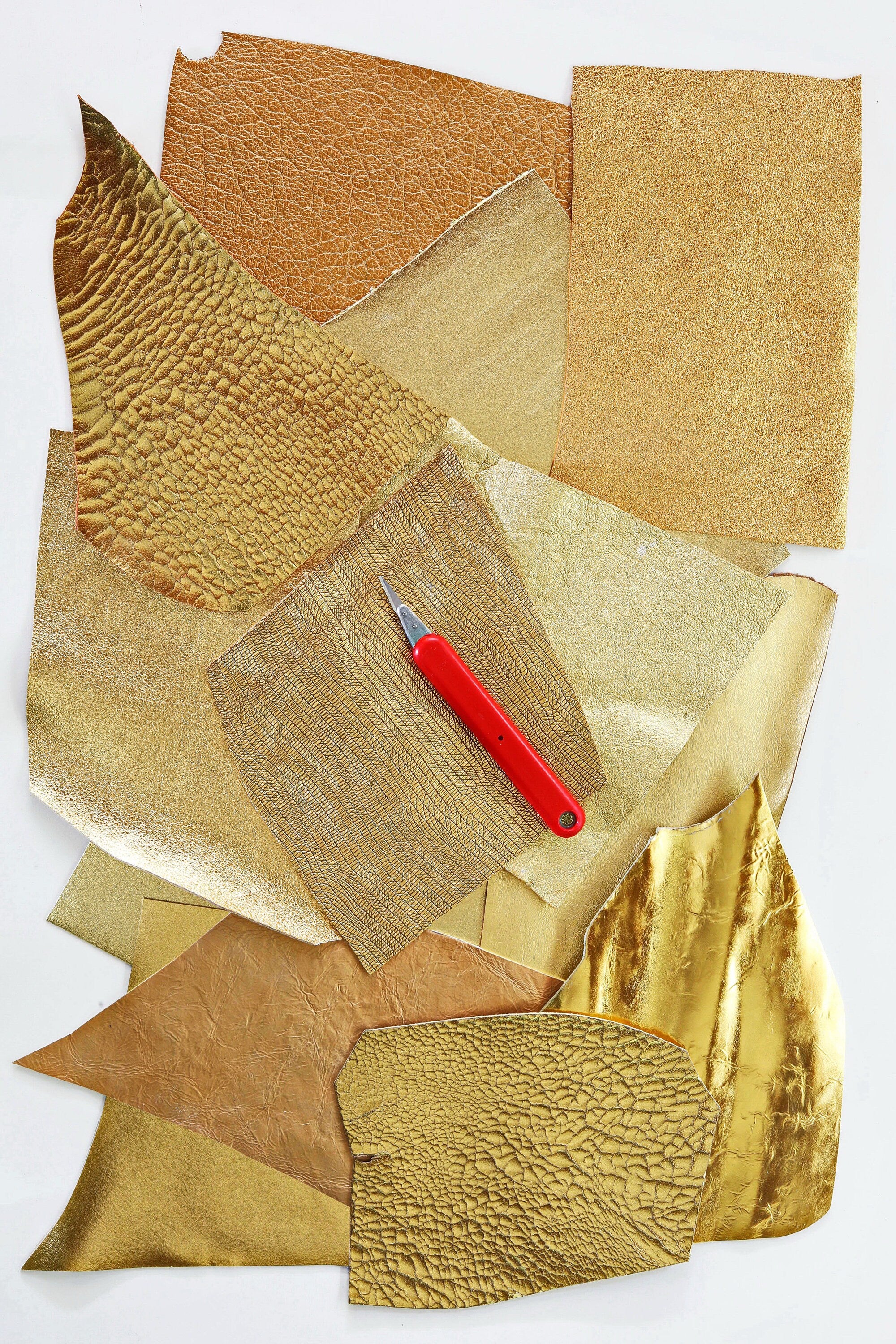 Leather SCRAPS bag, GOLD color, fancy textures, foils and softness various 0,7 lbs - 0,300 kg B1370-RC La Garzarara
