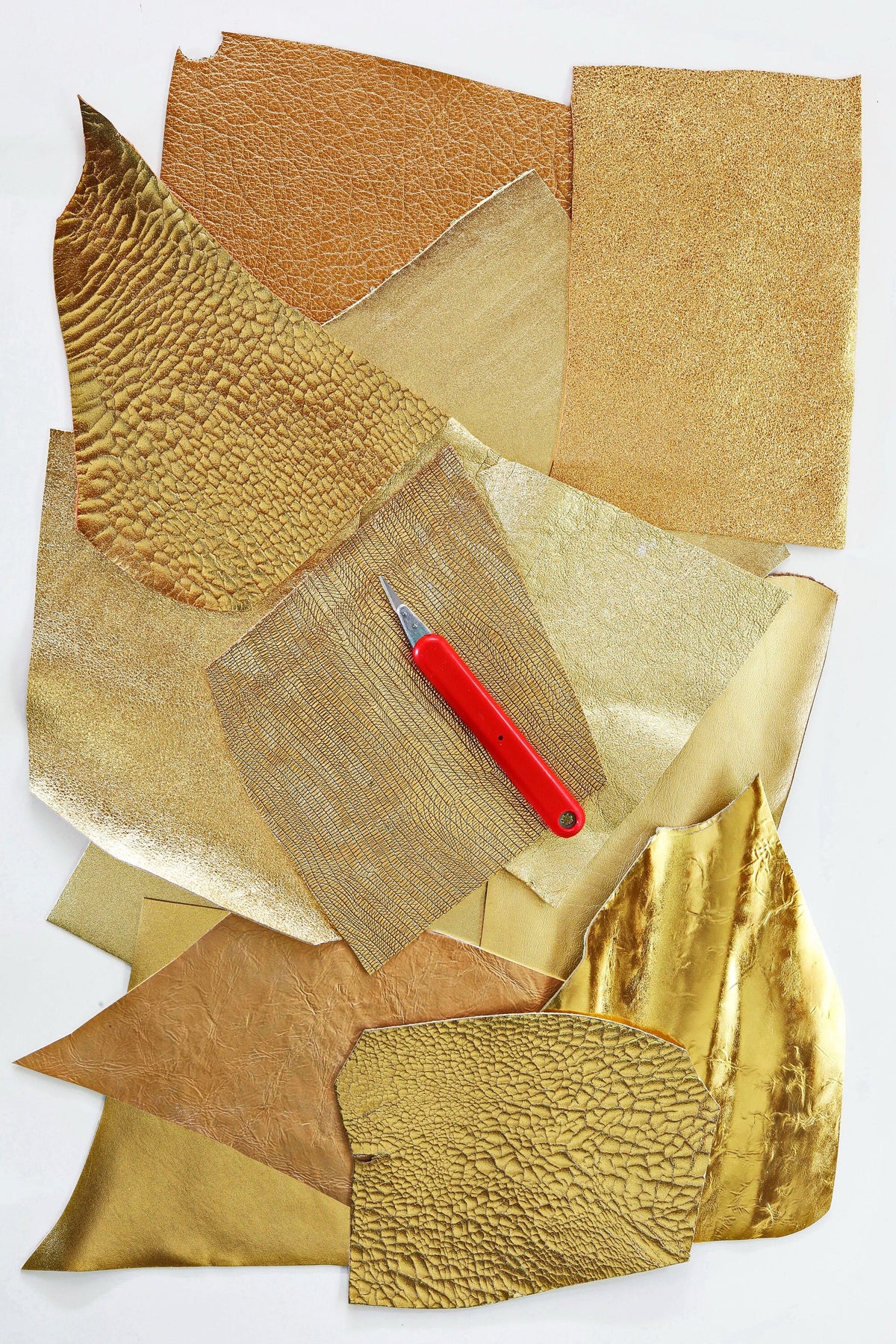 Leather SCRAPS bag, GOLD color, fancy textures, foils and softness various 0,7 lbs - 0,300 kg B1370-RC La Garzarara