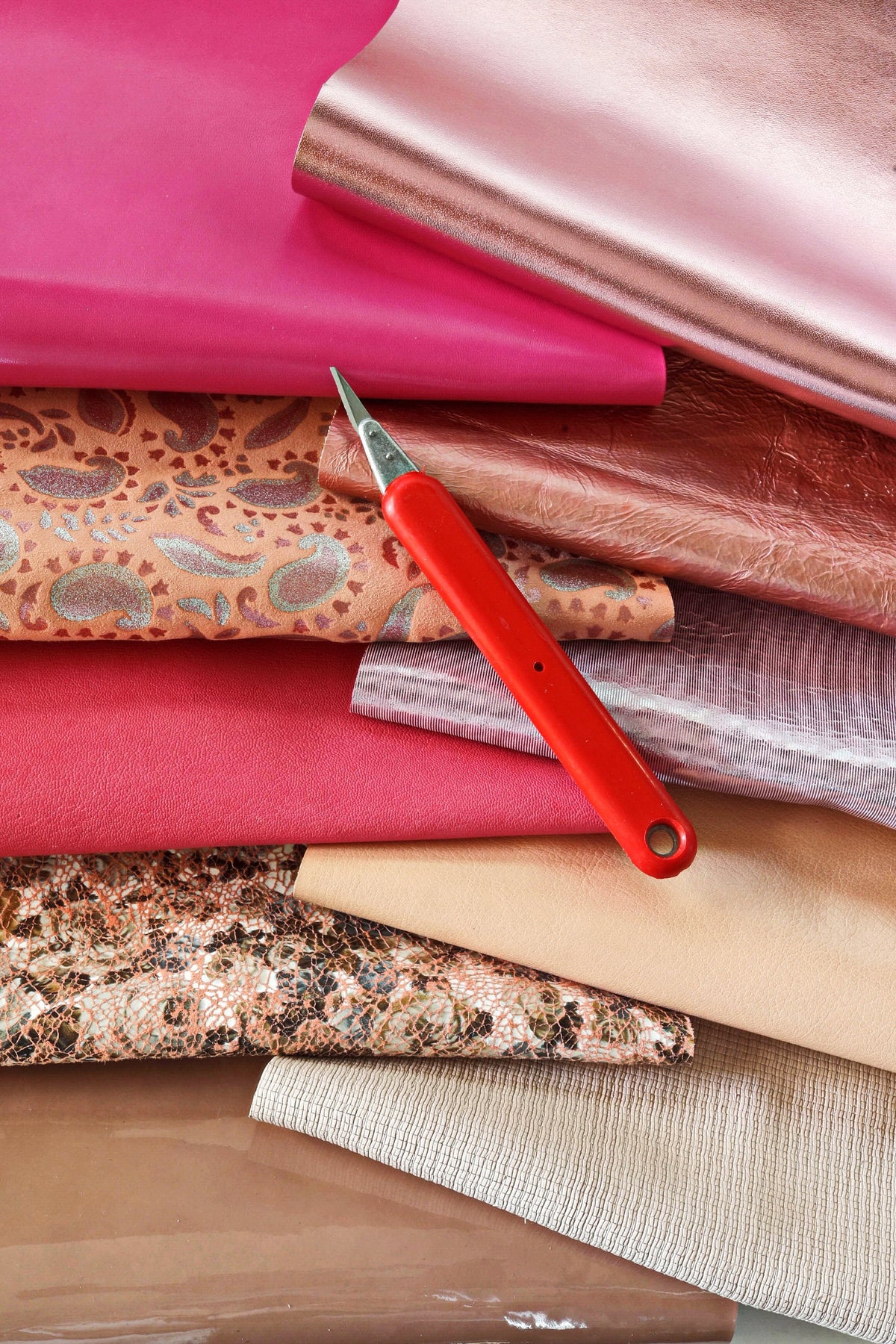 Pink leather Scraps, Rose assorted leather pieces, solid and patterned Offcuts, RANDOM renmants selection 500 g B1280 RC La Garzarara