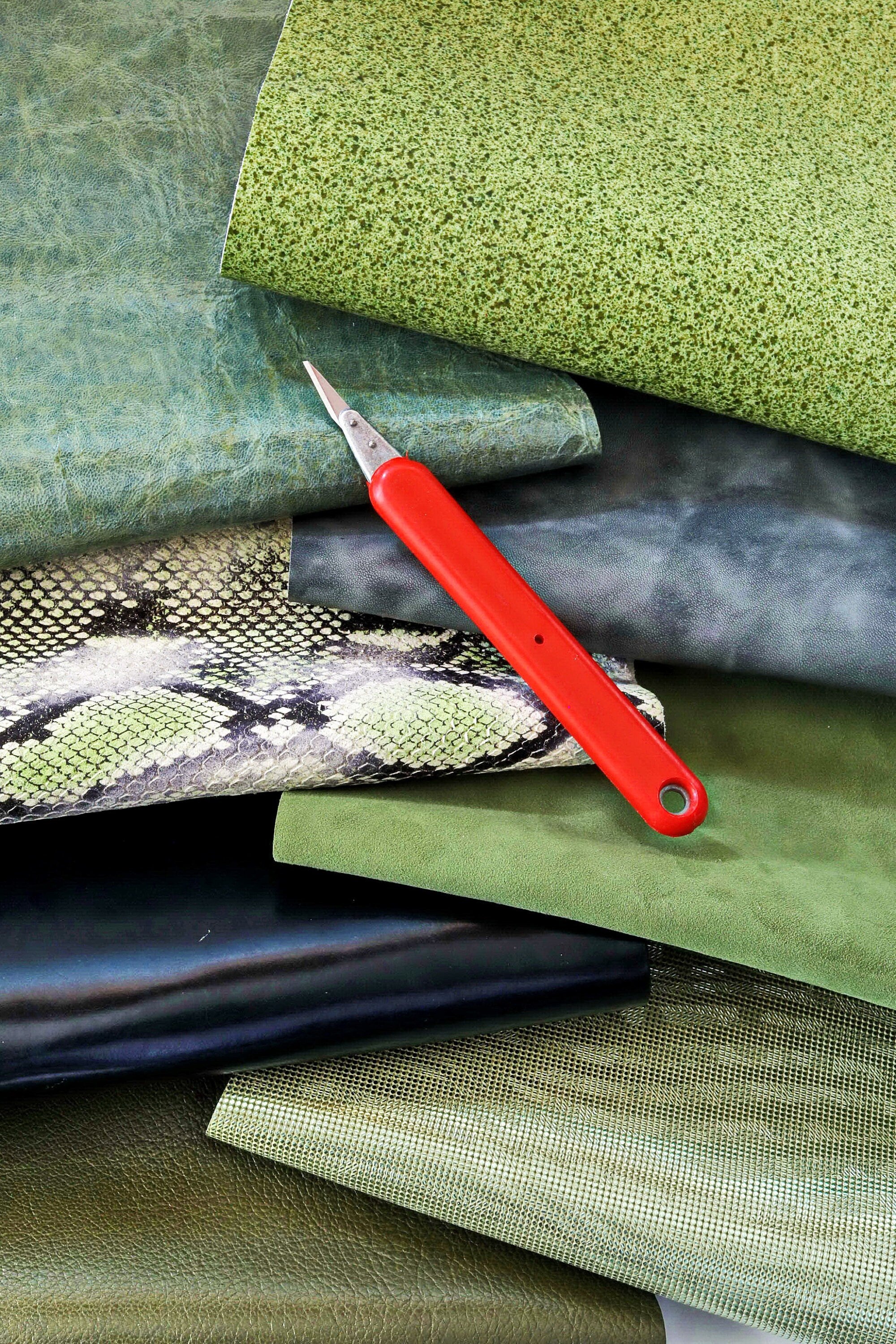 Green leather SCRAPS, random mixed remnants and offcuts, solid colors and patterns, smooth and grained hides 0.5 kg B1300-RC La Garzarara