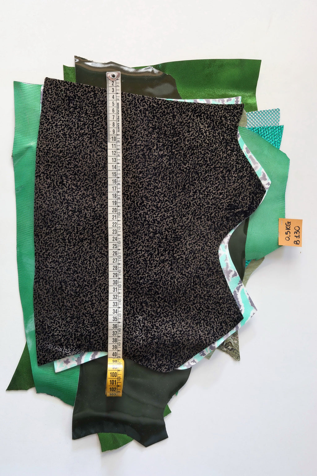 Green leather SCRAPS, random mixed remnants and offcuts, solid colors and patterns, smooth and grained hides 0.5 kg B1300-RC La Garzarara