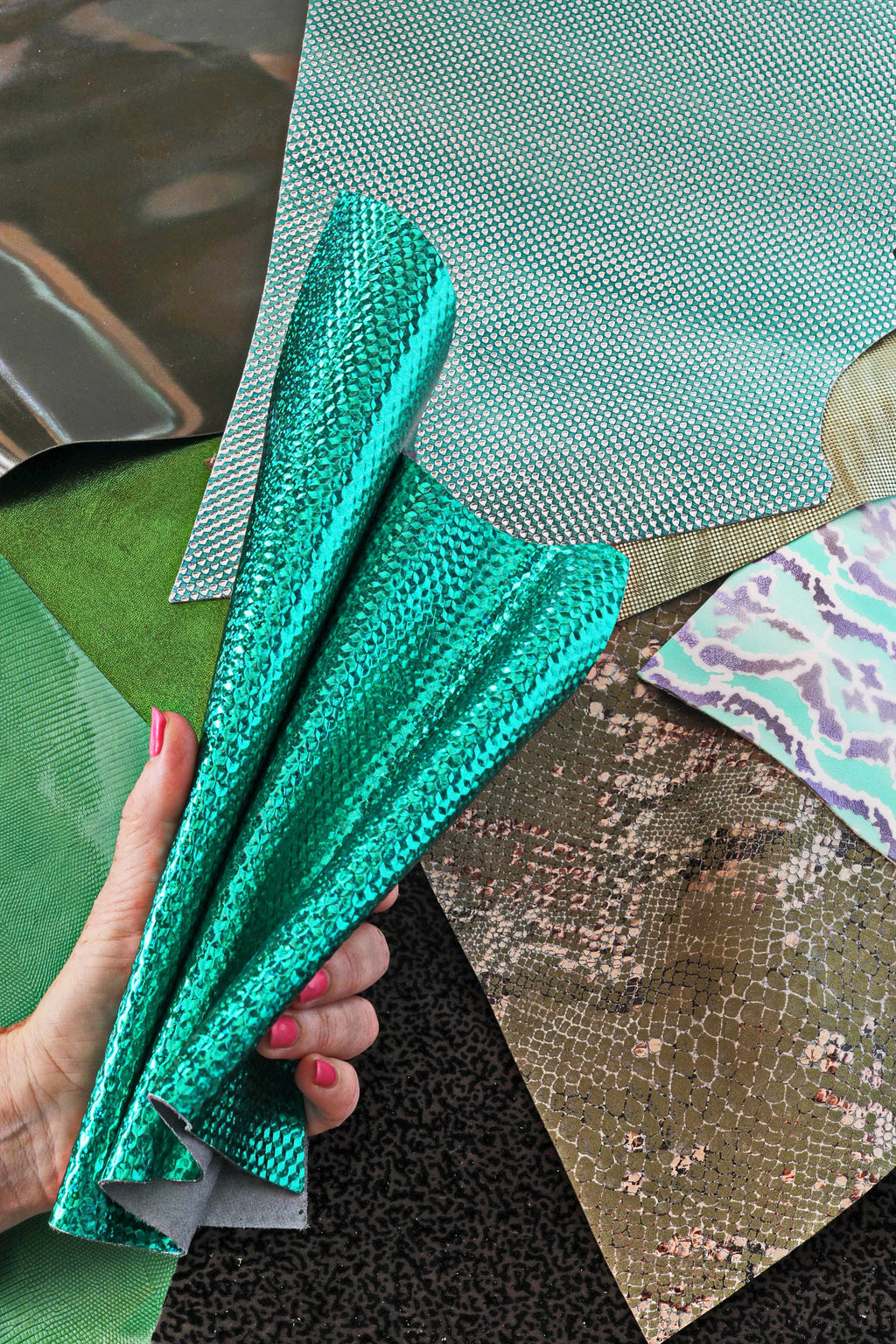 Green leather SCRAPS, random mixed remnants and offcuts, solid colors and patterns, smooth and grained hides 0.5 kg B1300-RC La Garzarara