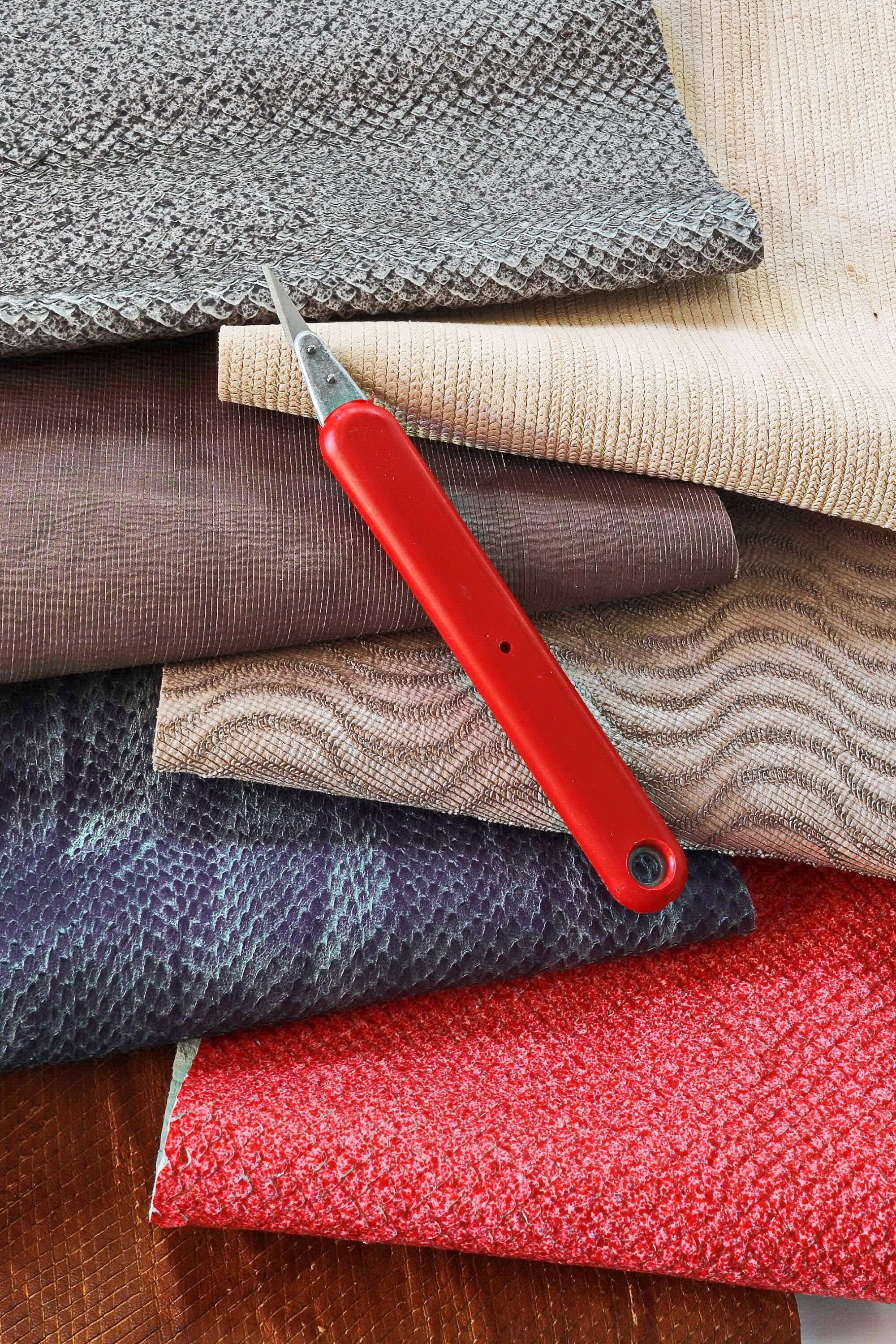 Textured Leather Scraps, Embossed Craft Leather, Assorted Luxury OFFCUTS, Renmants exotic Patterns 0.5 kg B1520-RC La Garzarara