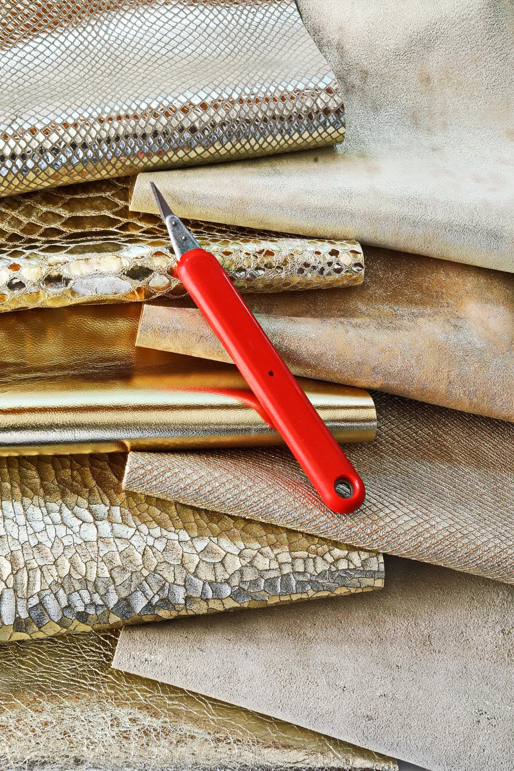 Light gold Leather renmants leather, PLATINUM mixed offcuts, assorted leather scraps and sheets solid and printed 500g B1400 RC Garzarara