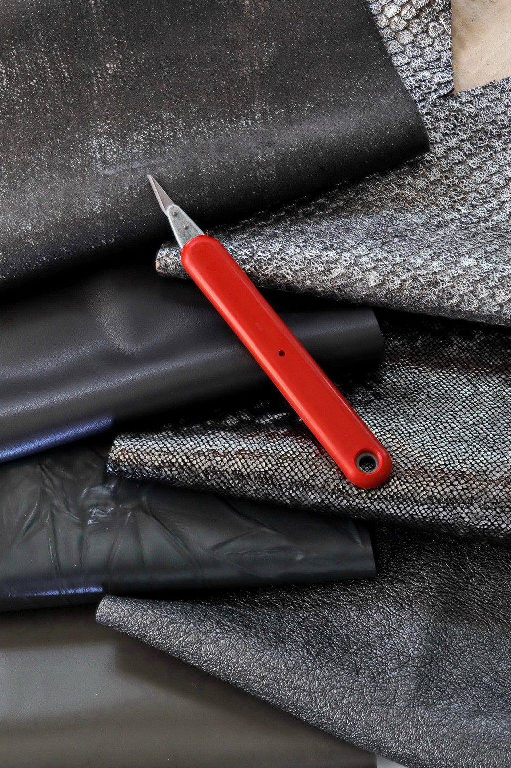 Leather scraps and pieces dark grey mix, random remnants leather skin hide, solid and patterned textures, craft use 500g B1440-RC Garzarara