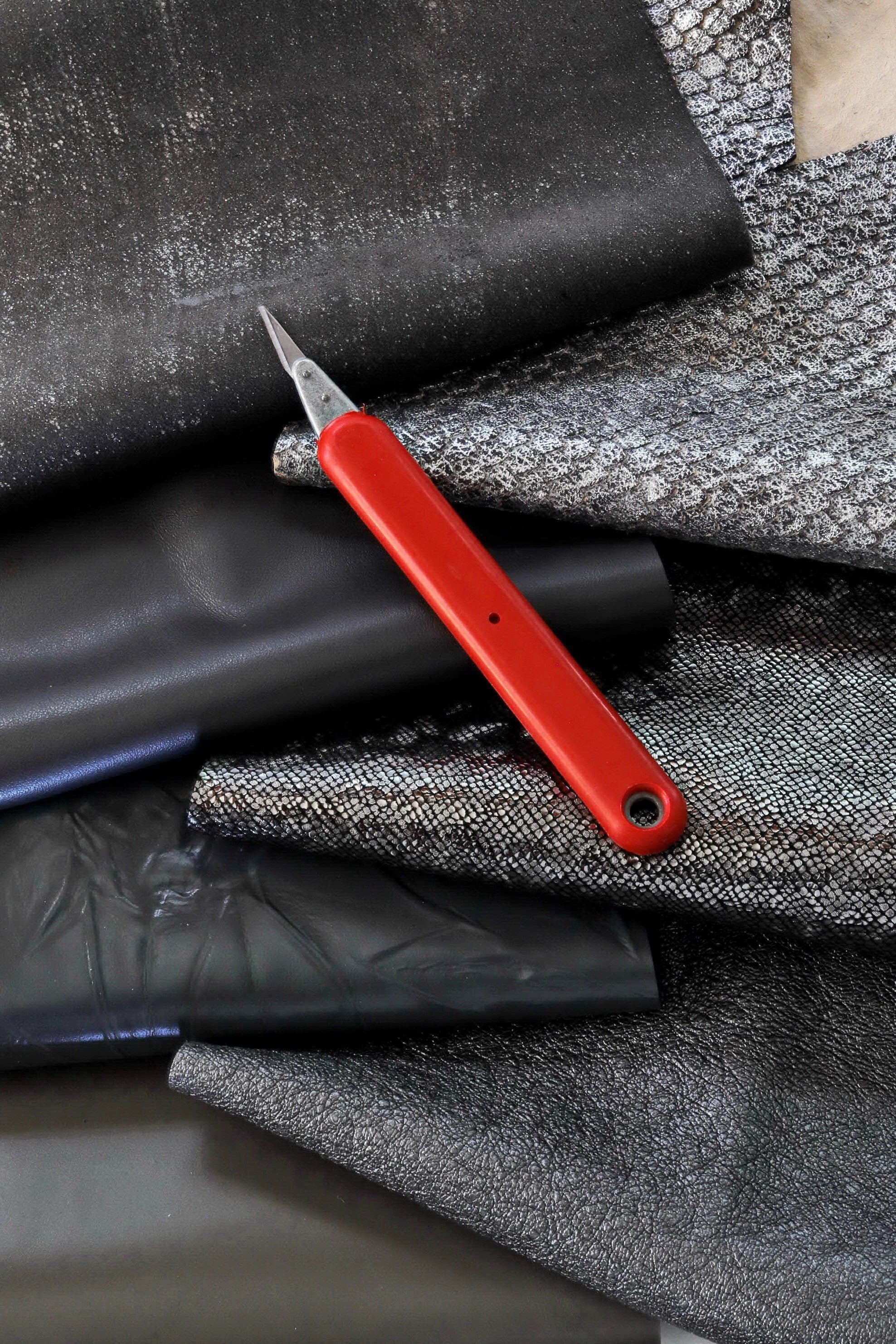 Leather scraps and pieces dark grey mix, random remnants leather skin hide, solid and patterned textures, craft use 500g B1440-RC Garzarara