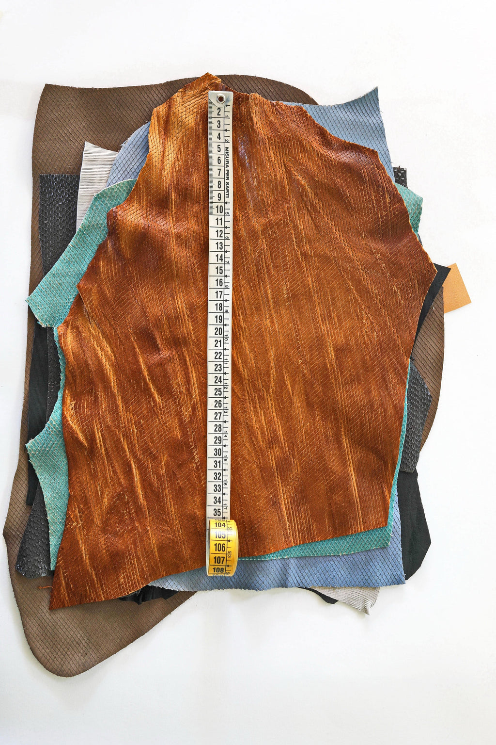 Textured Leather Scraps, Embossed Craft Leather, Assorted Luxury OFFCUTS, Renmants exotic Patterns 0.5 kg B1520-RC La Garzarara