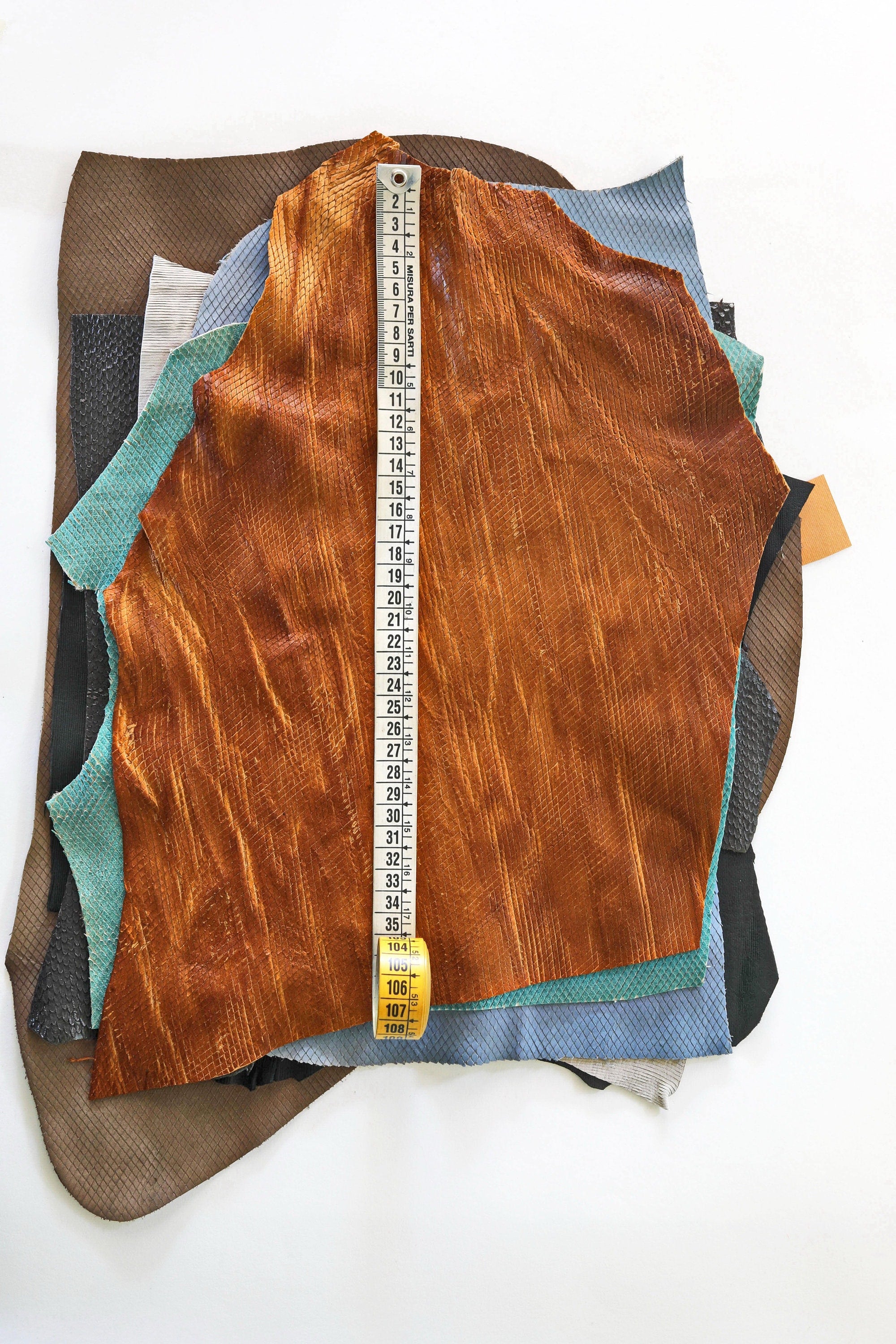 Textured Leather Scraps, Embossed Craft Leather, Assorted Luxury OFFCUTS, Renmants exotic Patterns 0.5 kg B1520-RC La Garzarara