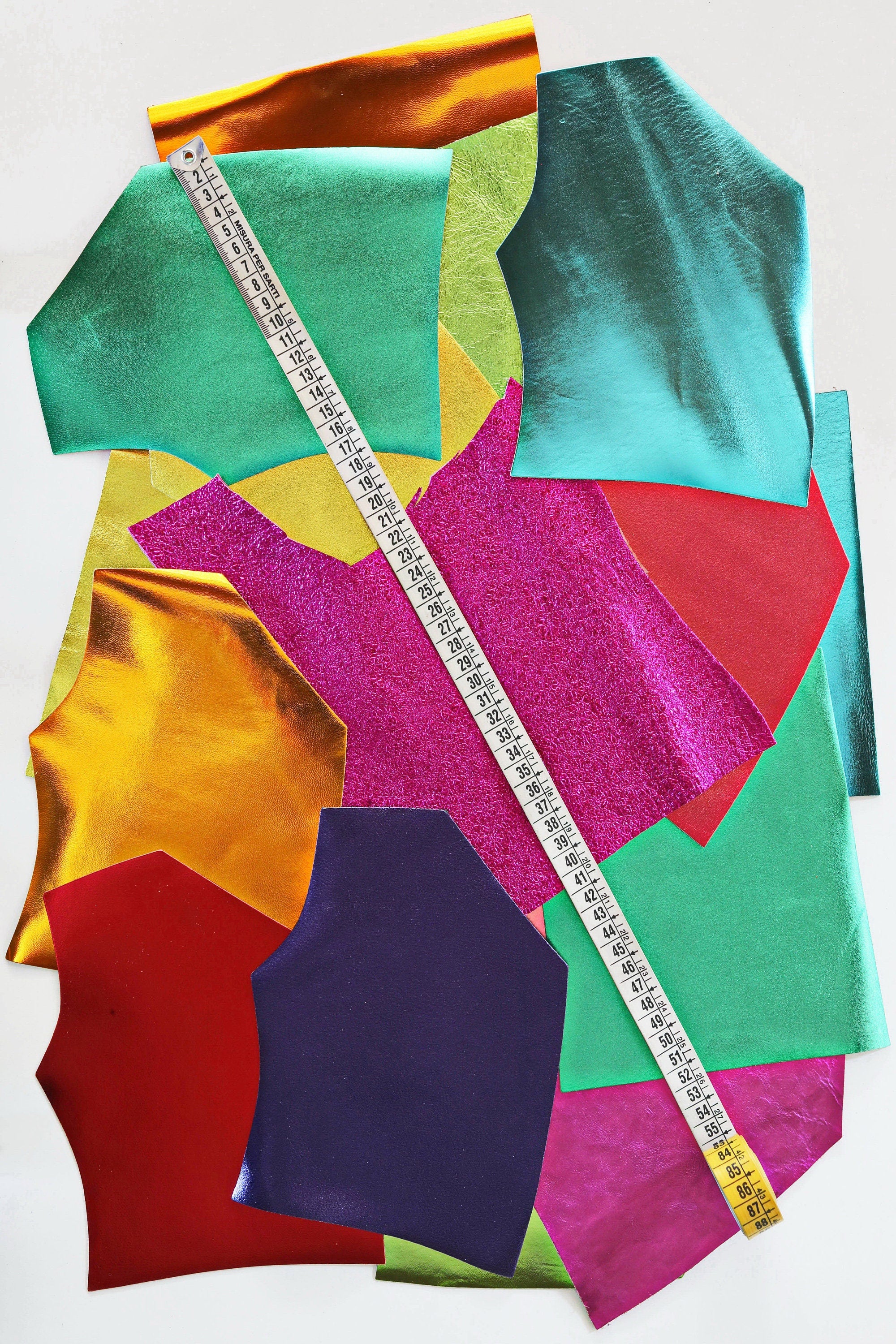 Leather scraps bag, METALLIC in BRIGHT colors, smooth, light grain or wrinkled effect 0,7 lbs - 0,300 kg B1506-RC La Garzarara 