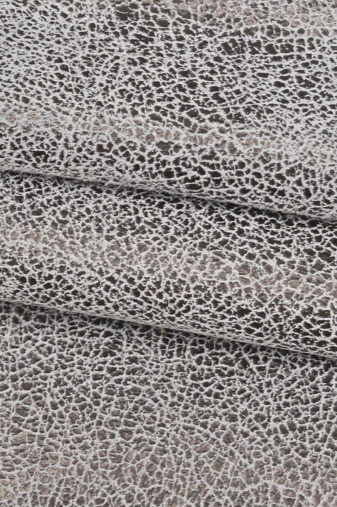 Antiqued leather hide distressed look, vintage effect crackled leather skin, rustic suede leather for bags belts B16126-ST La Garzarara
