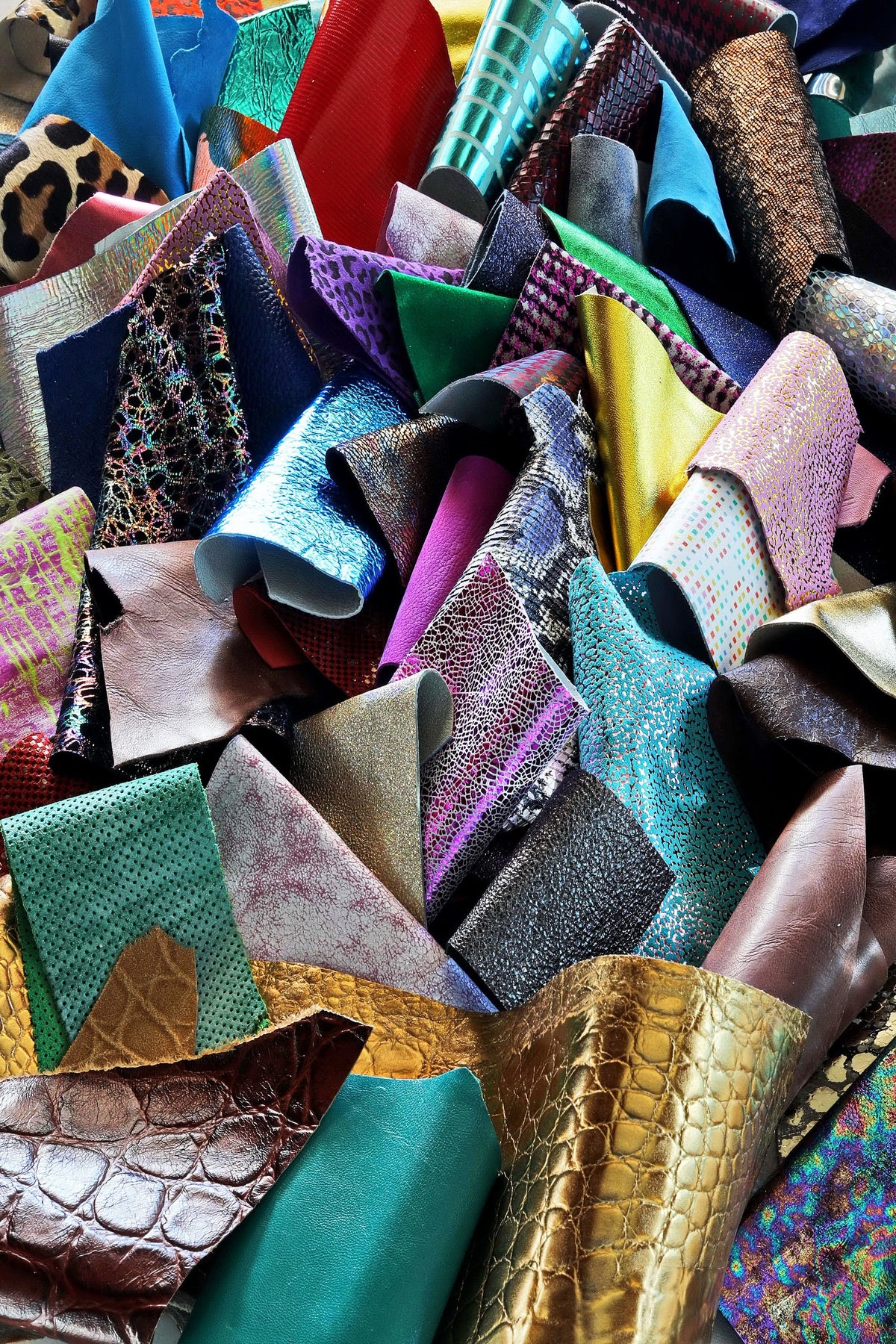 100 Leather scraps, 2x4"/5x10 cm minimum measures, RANDOM selection, MIX of printed, metallic, solid colors, patent and vintage pieces