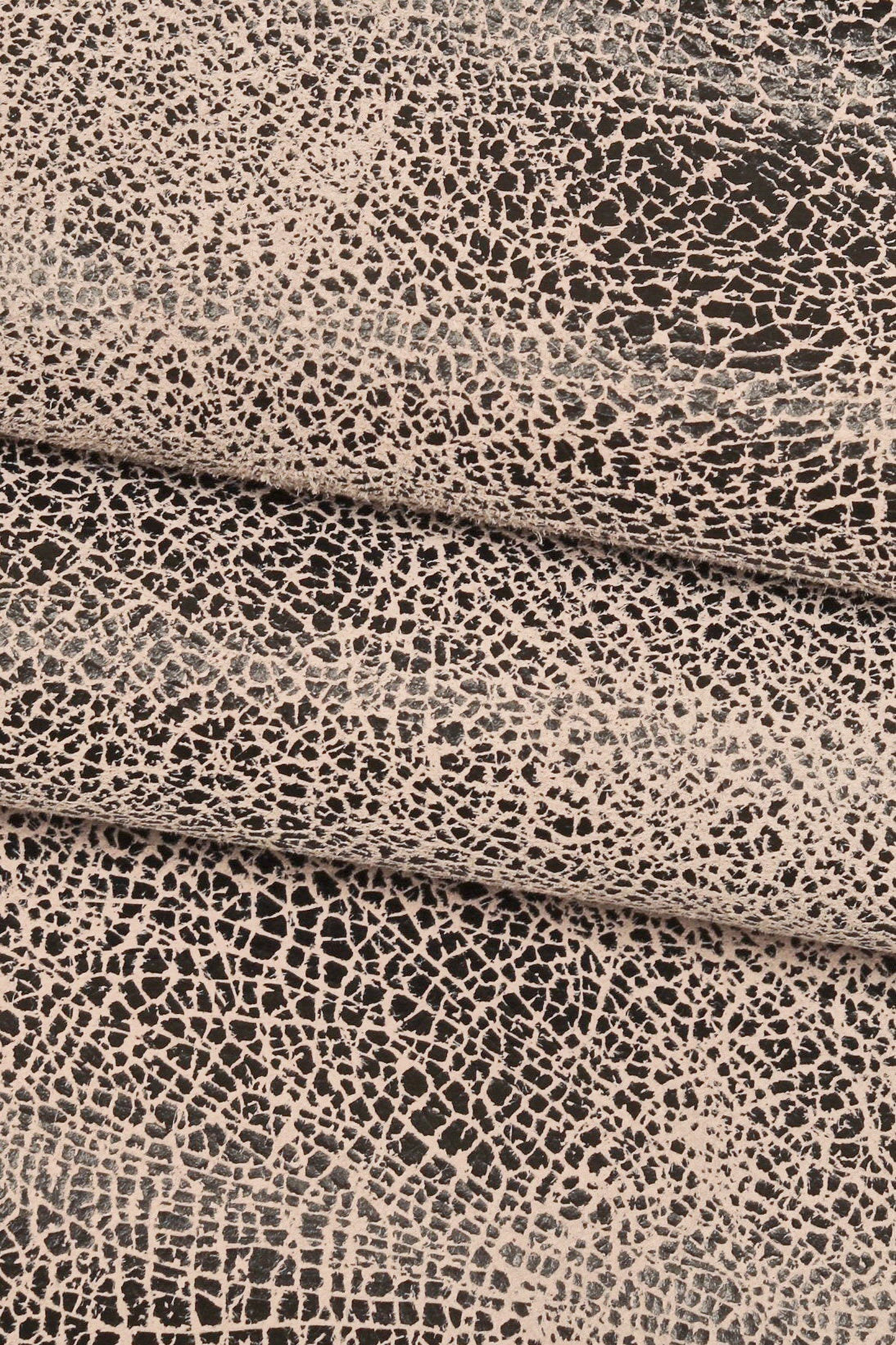 Antiqued leather hide distressed look, vintage effect crackled leather skin, rustic suede leather for bags belts B16126-ST La Garzarara
