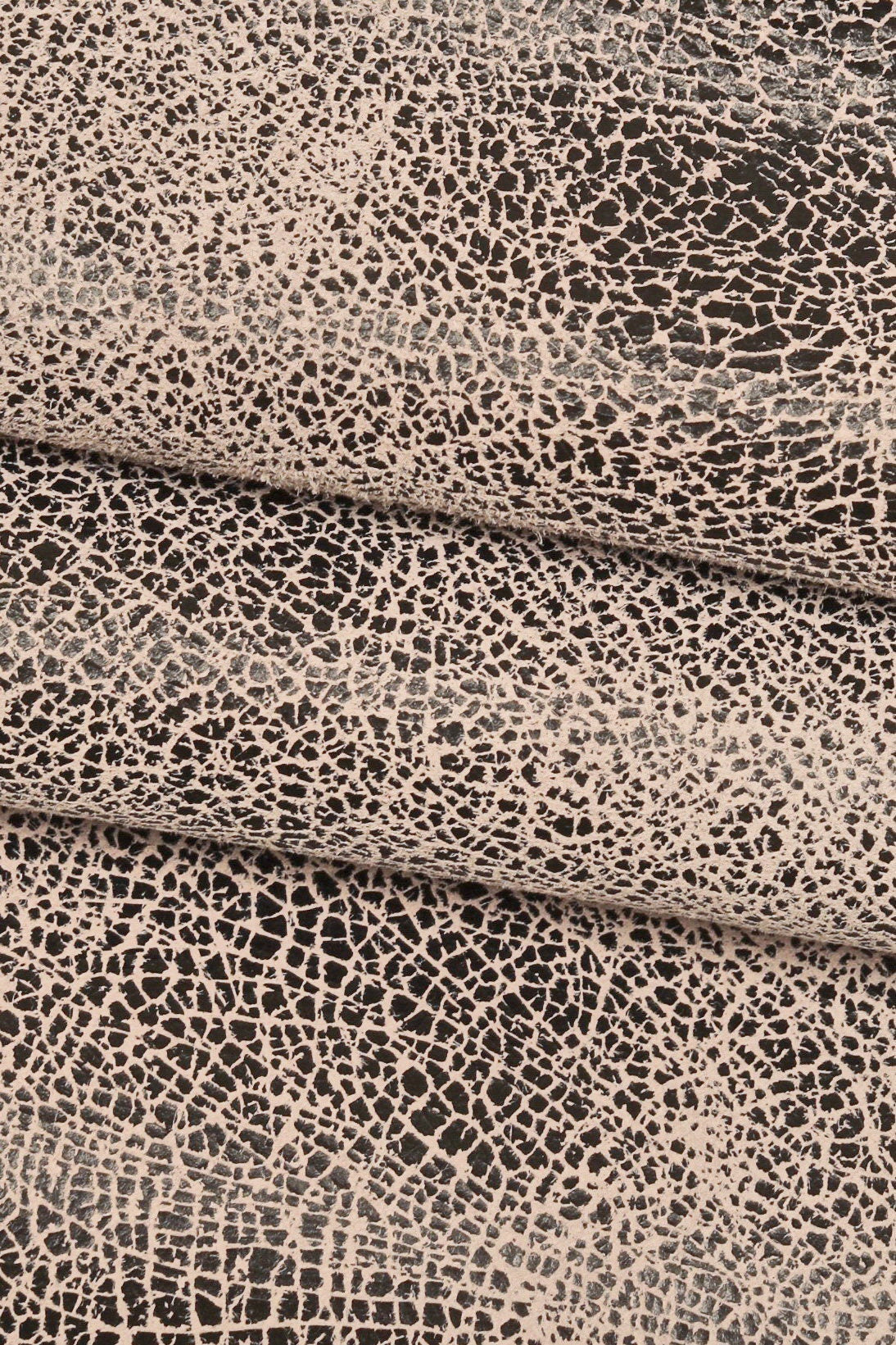 Antiqued leather hide distressed look, vintage effect crackled leather skin, rustic suede leather for bags belts B16126-ST La Garzarara