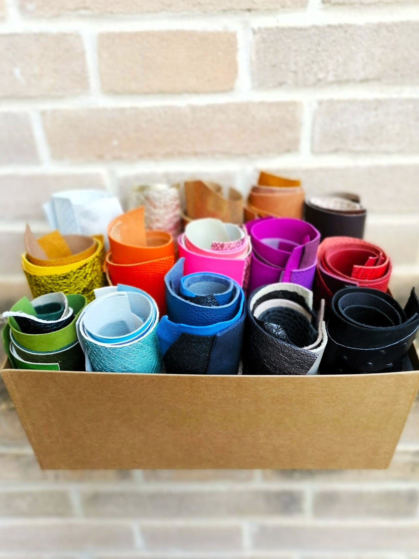 Colorful Leather Scrap Pack, 75 Random Pieces in 15 Shades, Mixed Texture Offcuts, Multicolor Remnants for Creative Crafts La Garzarara