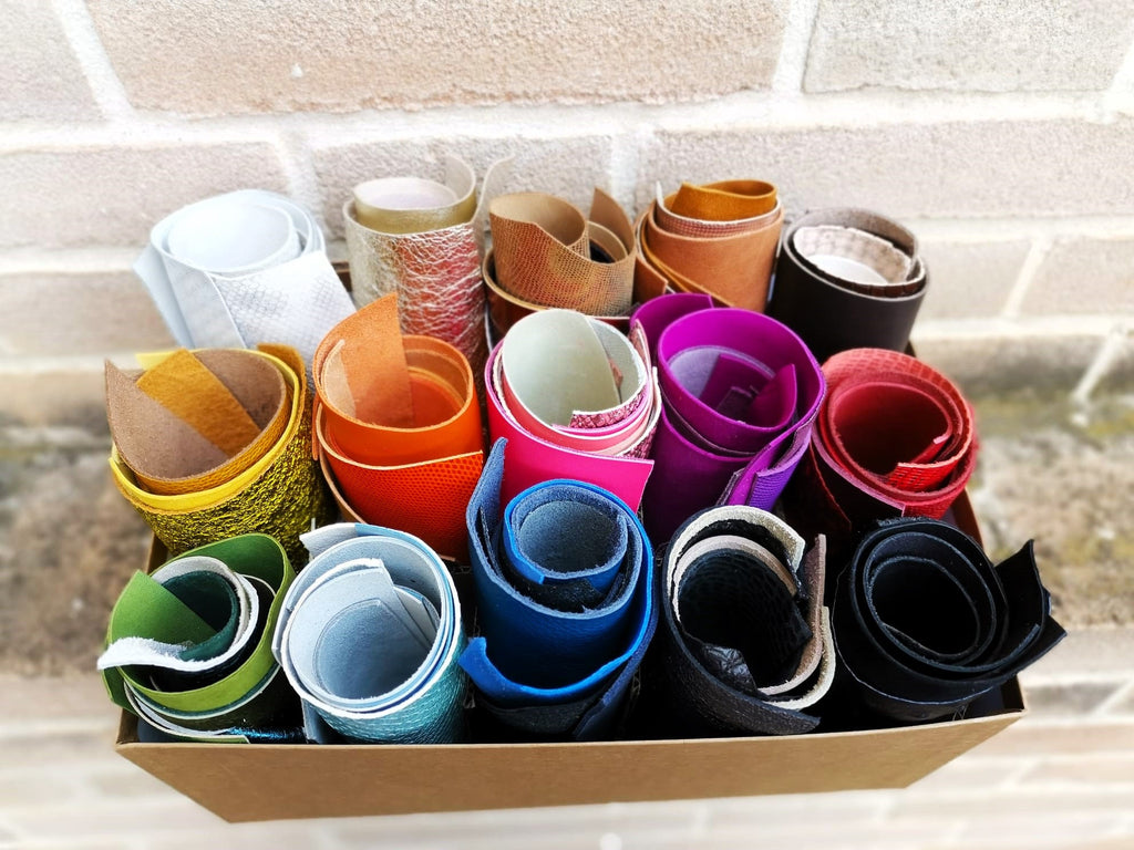 Colorful Leather Scrap Pack, 75 Random Pieces in 15 Shades, Mixed Texture Offcuts, Multicolor Remnants for Creative Crafts La Garzarara
