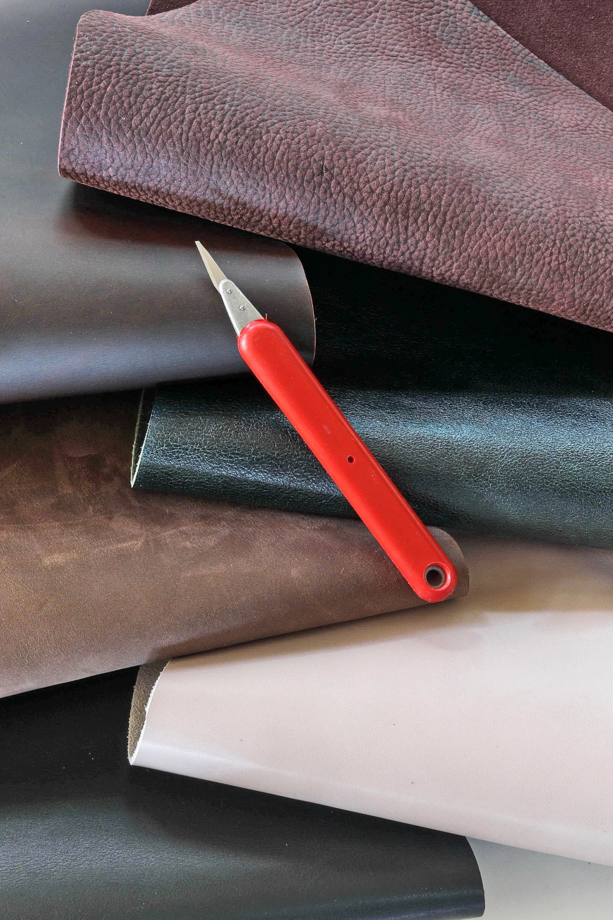 Thick Leather Scraps, Cowhide Offcuts, Heavy Leather Pieces, Random Cowhide and Calfskin Remnants, 1.5-2.5 mm (4-6 oz), 1 kg (2 lbs) B153