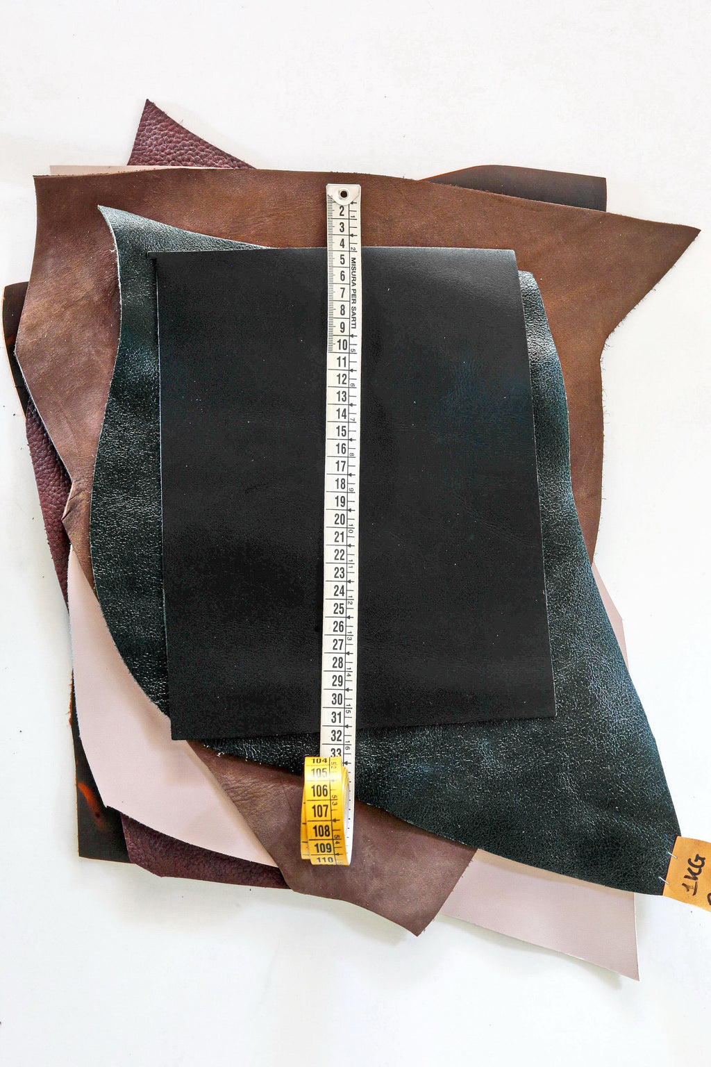 Thick Leather Scraps, Cowhide Offcuts, Heavy Leather Pieces, Random Cowhide and Calfskin Remnants, 1.5-2.5 mm (4-6 oz), 1 kg (2 lbs) B153