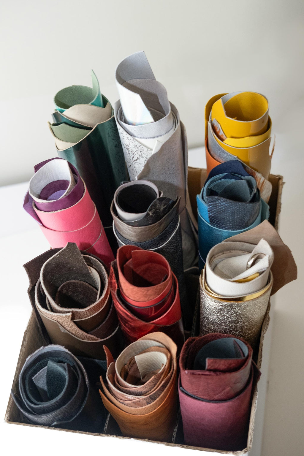 60 Italian Leather Pieces, Assorted Leather Scraps, Mixed Colors, Genuine Leather Offcuts, Random Selection For Leather Projects 60PZ