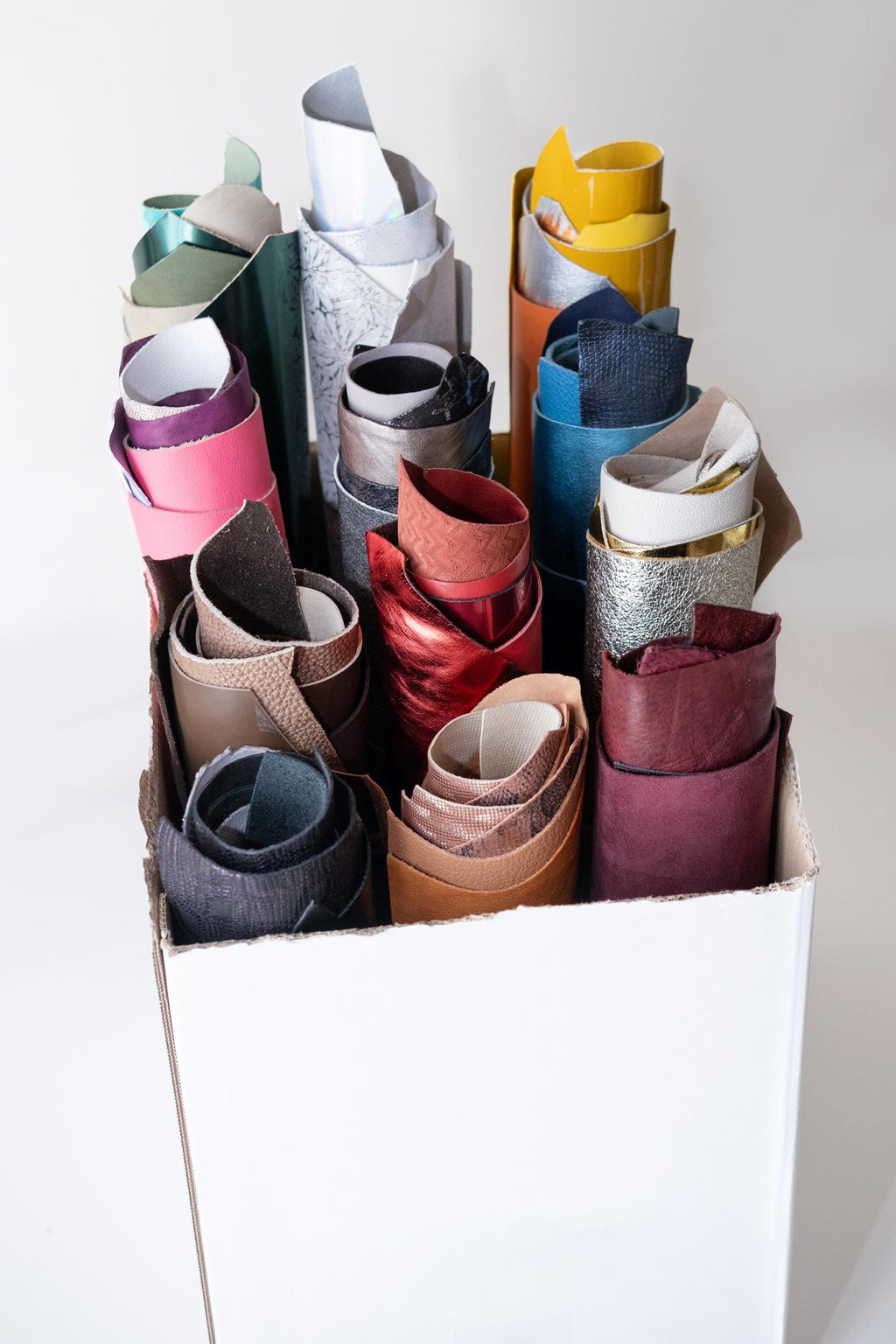60 Assorted Leather Pieces, Random Color Assortment LEATHER SCRAPS, mix renmants solid & printed leather for crafts La Garzarara 60PZ/B