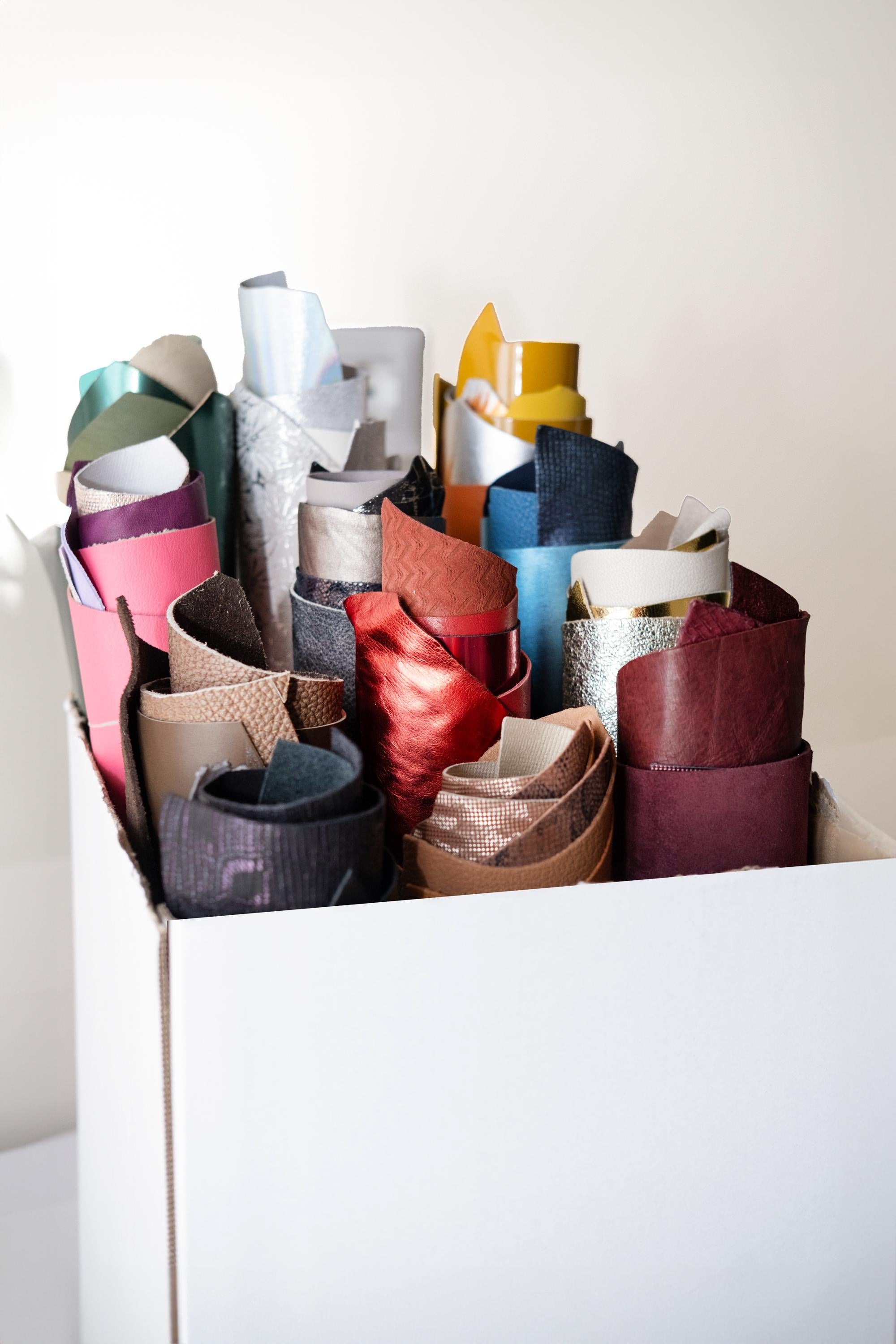 60 Italian Leather Pieces, Assorted Leather Scraps, Mixed Colors, Genuine Leather Offcuts, Random Selection For Leather Projects 60PZ