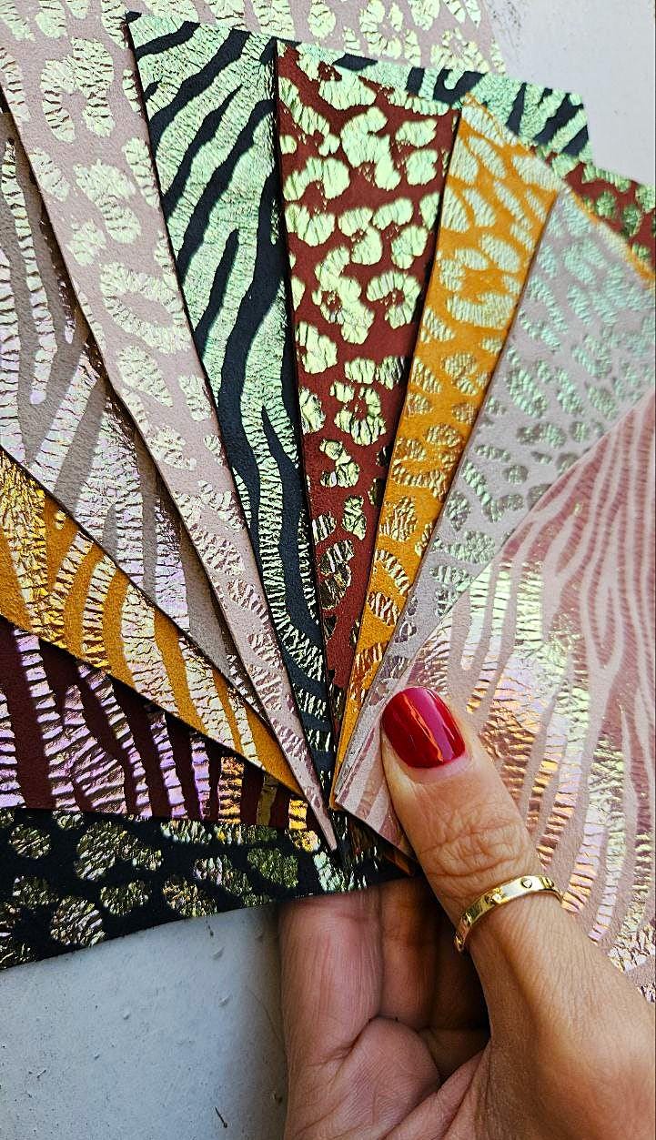 Gold Patterned Leather Scraps, Metallic Shimmer Offcuts, Decorative Leather Pieces for Creative Crafts RT260 La Garzarara