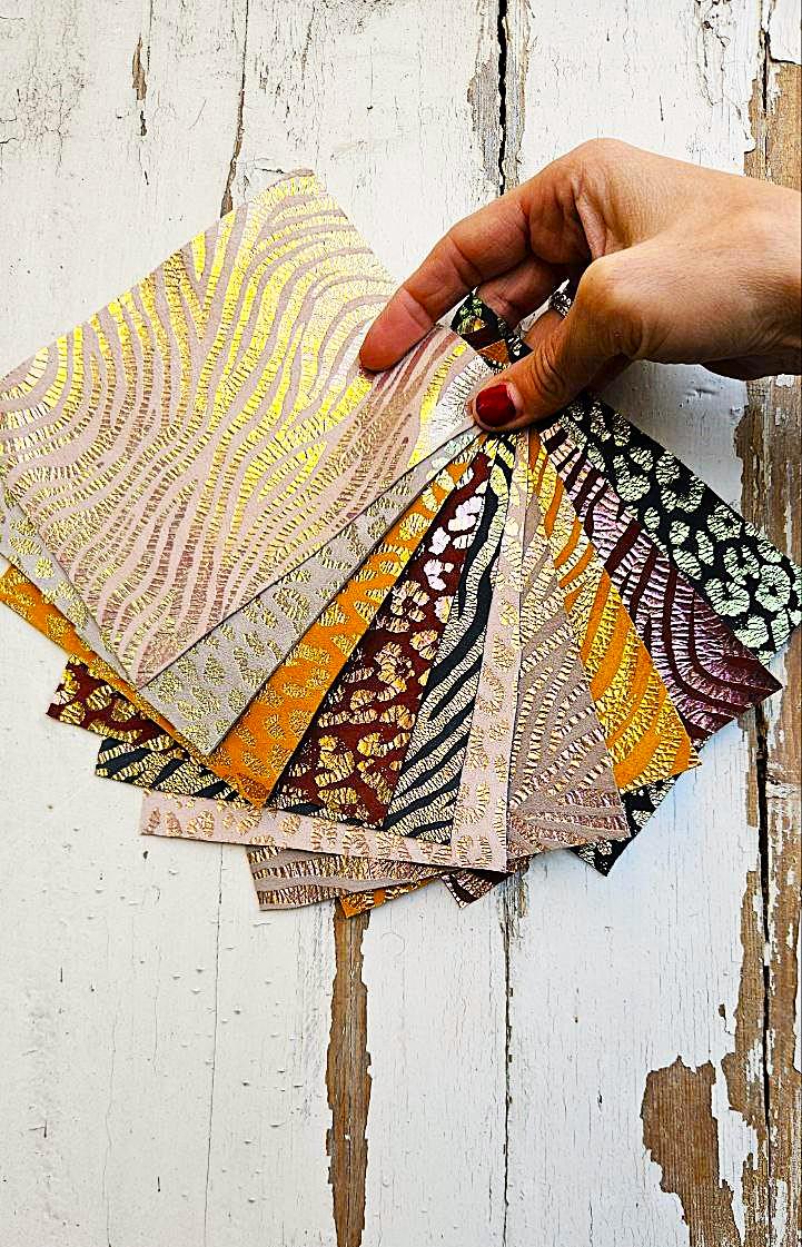 Gold Patterned Leather Scraps, Metallic Shimmer Offcuts, Decorative Leather Pieces for Creative Crafts RT260 La Garzarara