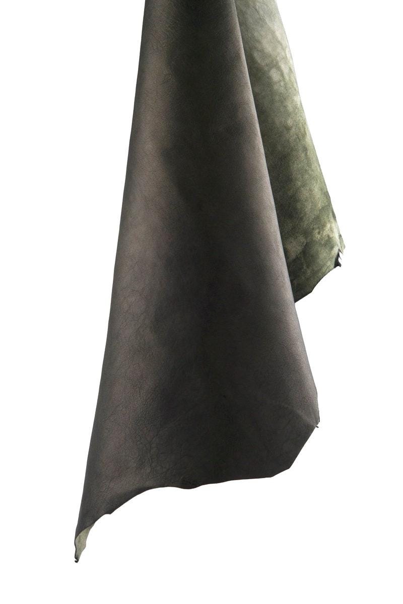 Green goat leather skin vegetable tanned CRINKLED effect, distressed soft goatskin with light dark shades 0.7–0.9 mm B16479-VT La Garzarara