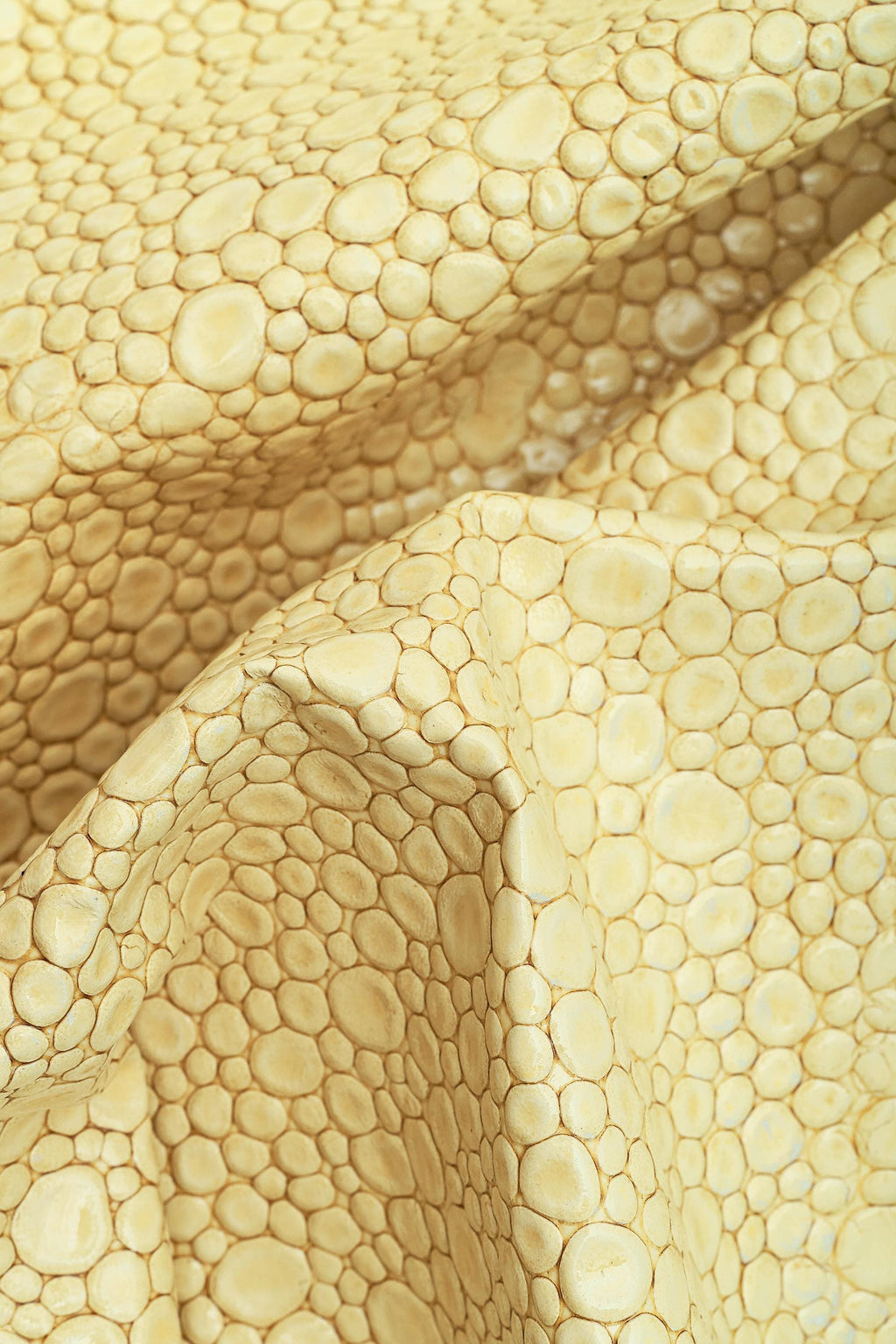 Beige organic stone leather hide large pebble texture, embossed reptile skin macro scale pattern, leather for crafter B16771-ST La Garzarara