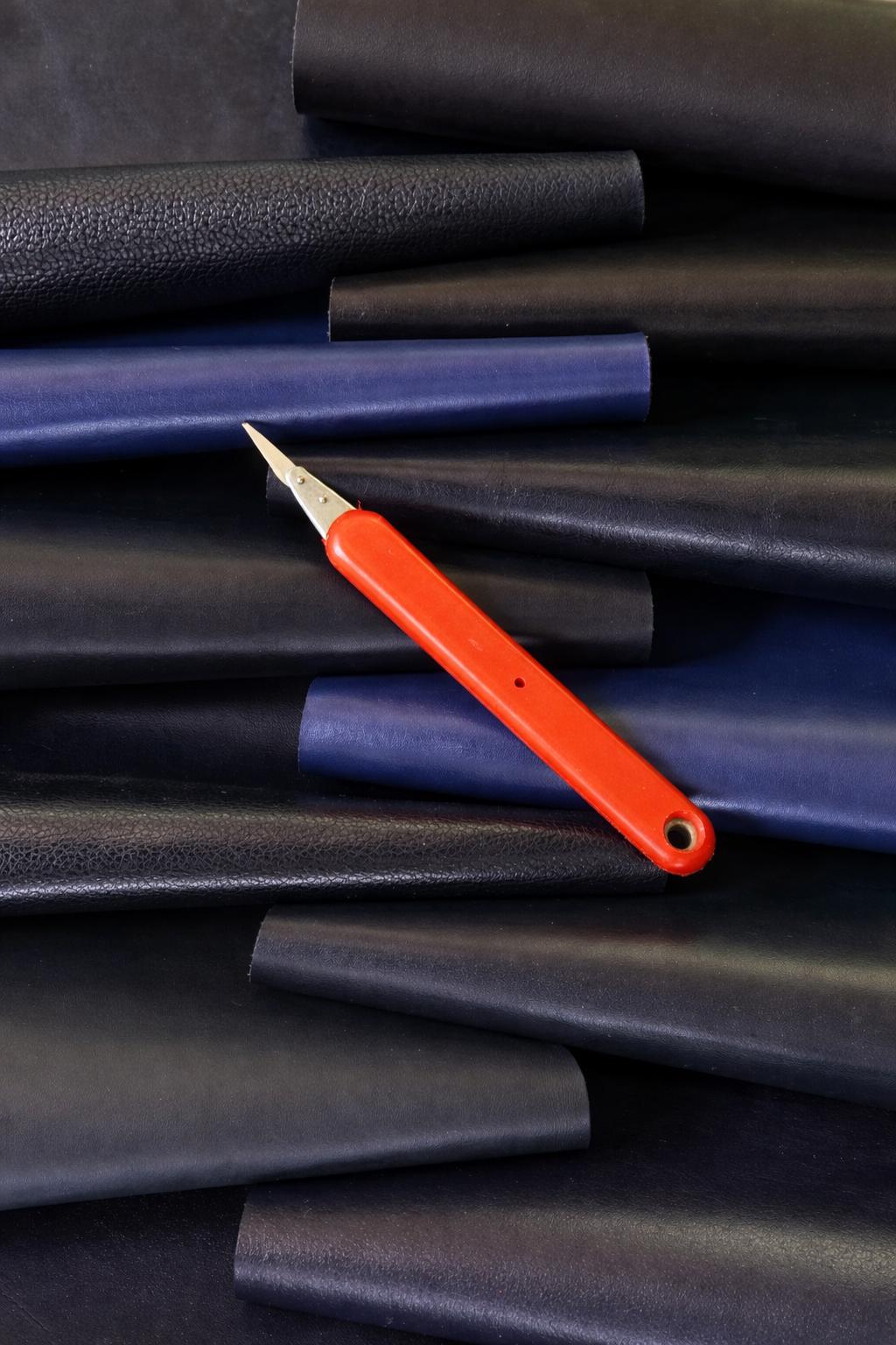 Blue Leather PIECES, Assorted Smooth Navy leather scraps, Variety blue Offcuts 1.0-1.2mm (3-4oz) 1 kg (2 lbs) - 2 kg (4 lbs) B110