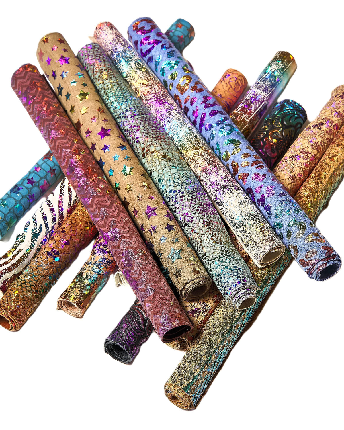 Può includere: Una collezione di rotoli di tessuto colorati, con motivi e iridescenti. Il tessuto presenta una varietà di trame, tra cui stelle, pelle di serpente e motivi geometrici.