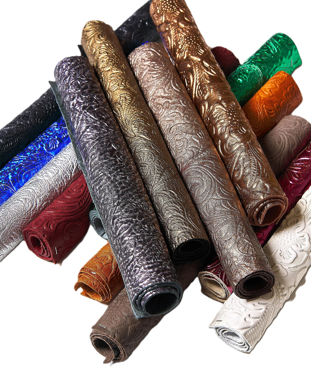 Può includere: Una collezione di fogli di pelle goffrata arrotolati in vari colori. L'assortimento comprende nero, argento, oro, marrone, rosso, verde e bianco. Ogni rotolo mostra un motivo floreale dettagliato, offrendo una superficie tattile e decorativa.