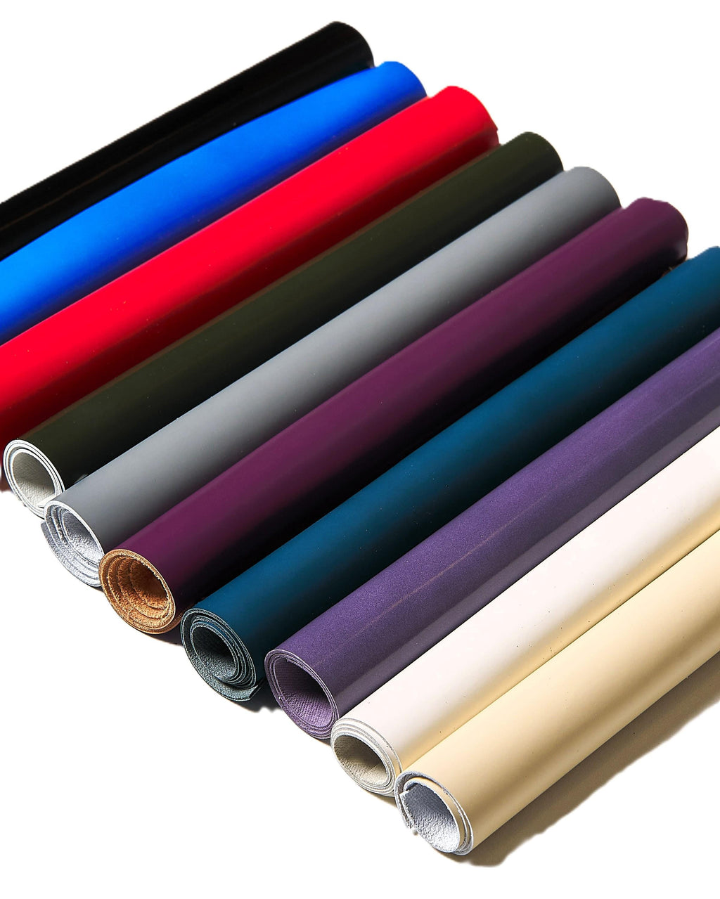 Può includere: Una collezione di dieci rotoli di tessuto vinilico di diversi colori. I colori sono nero, blu, rosso, verde, grigio, viola, verde acqua, lavanda, bianco e beige.