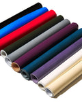 Può includere: Una collezione di dieci rotoli di tessuto vinilico di diversi colori. I colori sono nero, blu, rosso, verde, grigio, viola, verde acqua, lavanda, bianco e beige.