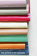 Può includere: Un mucchio di otto fogli di vinile di diversi colori. I colori sono viola, grigio, rosa, crema, marrone, verde acqua, arancione e blu. L'immagine è un esempio.