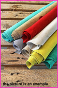 Può includere: Una varietà di pelle arrotolata in diversi colori, tra cui turchese, beige, rosso, bianco, giallo e verde, su una superficie di legno. L'immagine è un esempio.